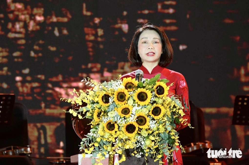 Vu Thu Ha, deputy chairwoman of the Hanoi People’s Committee, speaks at the opening ceremony of the ‘Hanoi Days in Ho Chi Minh City’ festival at Nguyen Hue Walking Street in District 1, August 23, 2024. Photo: T.T.D. / Tuoi Tre