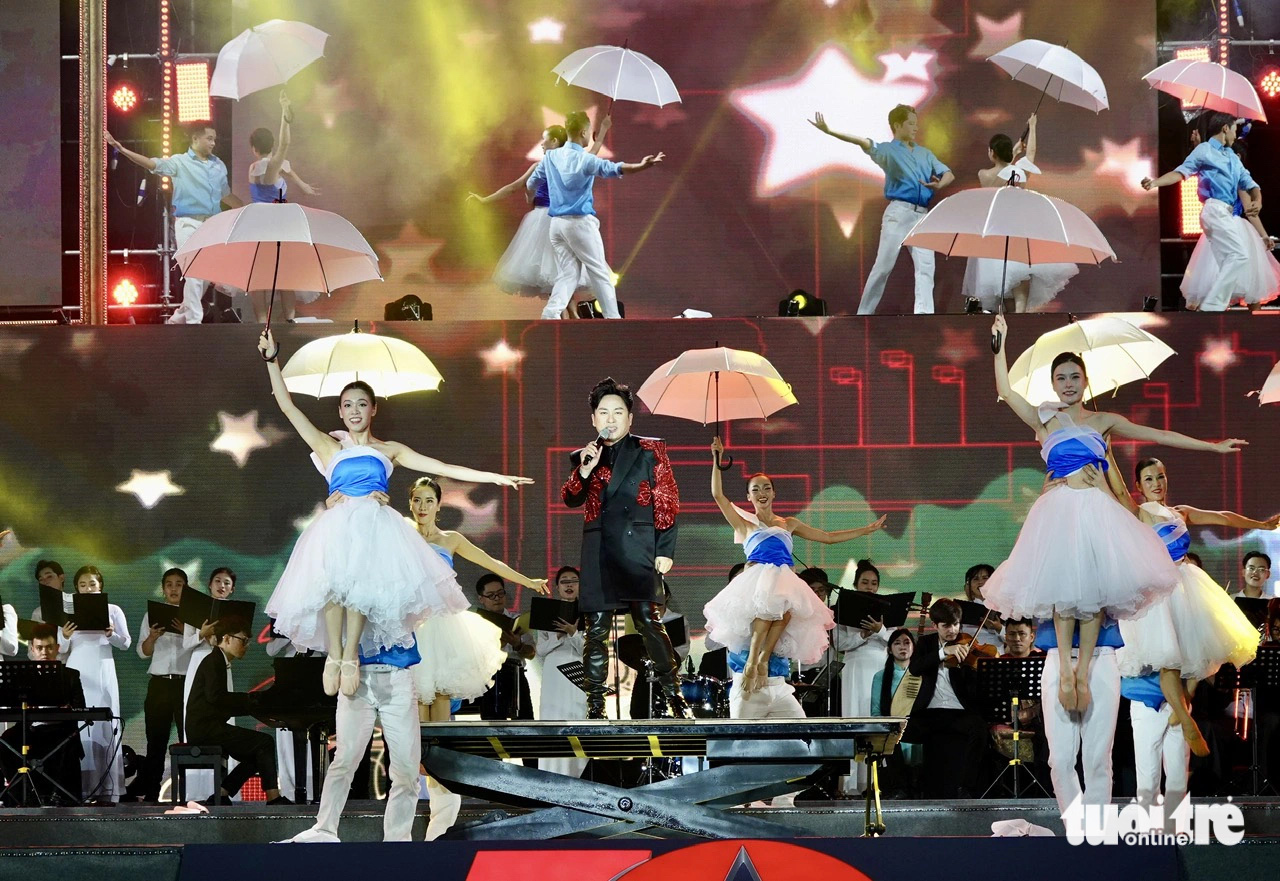 Performers stage a performance at the opening ceremony of the ‘Hanoi Days in Ho Chi Minh City’ festival at Nguyen Hue Walking Street in District 1, August 23, 2024. Photo: T.T.D. / Tuoi Tre