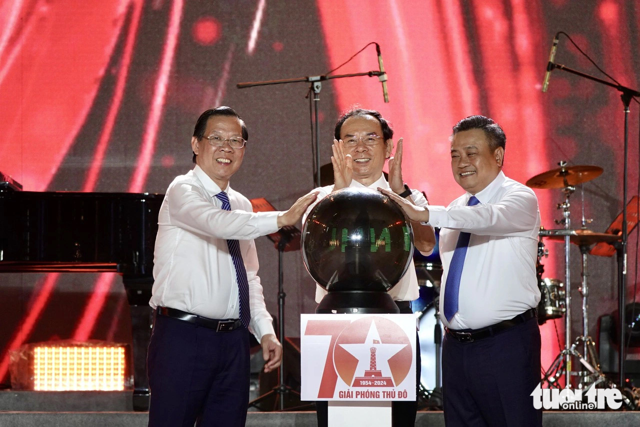 Leaders of Ho Chi Minh City and Hanoi conduct the opening ceremony of the ‘Hanoi Days in Ho Chi Minh City’ festival at Nguyen Hue Walking Street in District 1, August 23, 2024. Photo: T.T.D. / Tuoi Tre