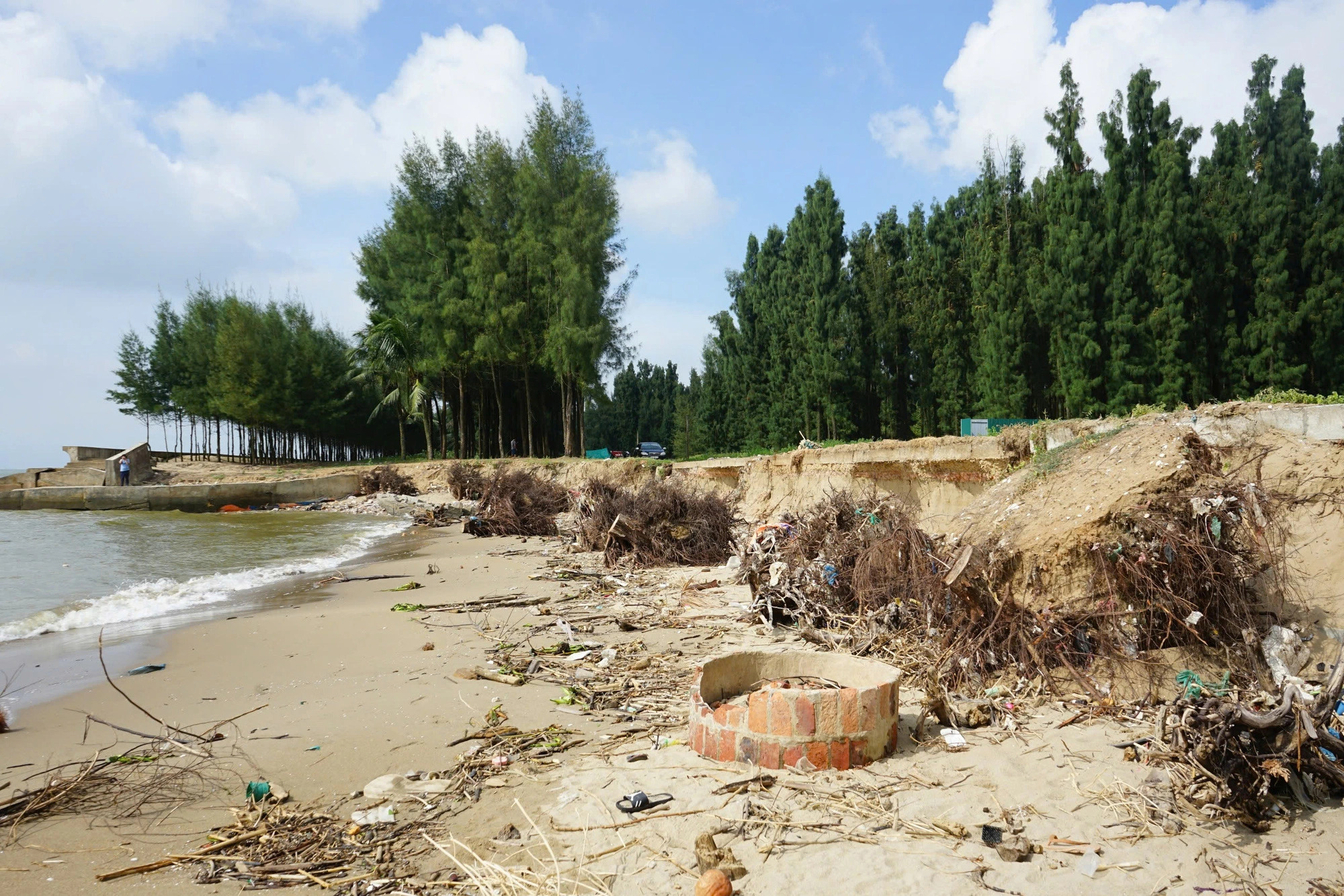 Severe erosion has hit the coast of Hoang Truong Commune, Hoang Hoa District, Thanh Hoa Province, north-central Vietnam. Photo: Ha Dong / Tuoi Tre