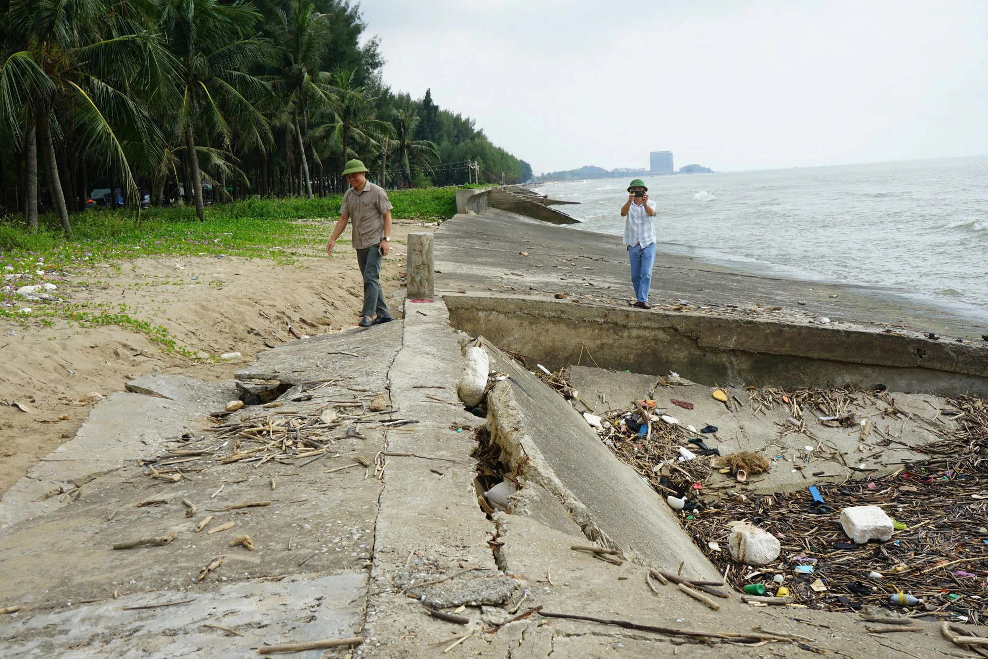 The concrete embankment along the coast of Hoang Truong Commune, Hoang Hoa District, Thanh Hoa Province, north-central Vietnam cracked and collapsed due to erosion. Photo: Ha Dong / Tuoi Tre