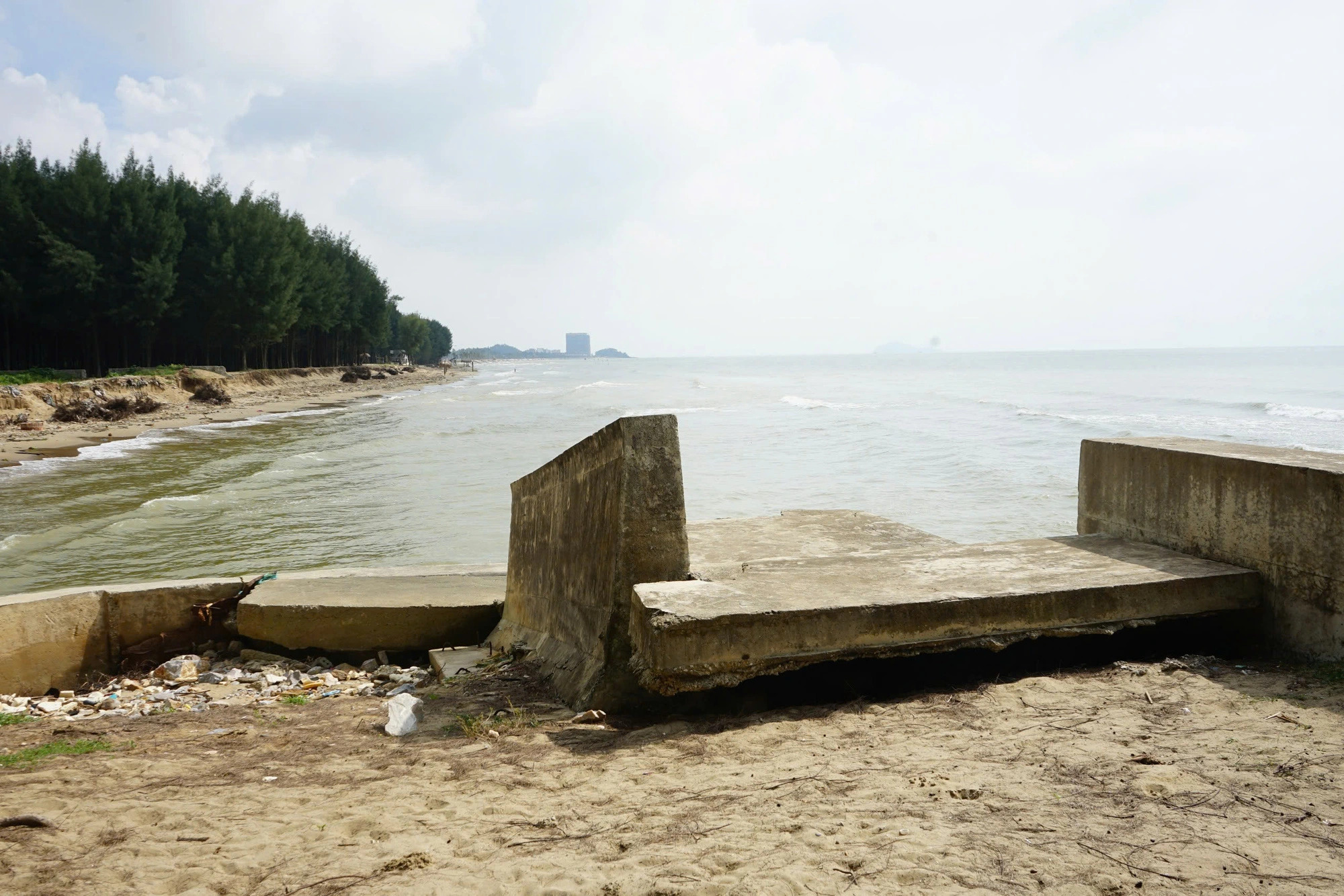 Several concrete slabs at the coastal embankment of Hoang Truong Commune, Hoang Hoa District, Thanh Hoa Province, north-central Vietnam collapsed after being hit by sea waves amid severe sea encroachment. Photo: Ha Dong / Tuoi Tre