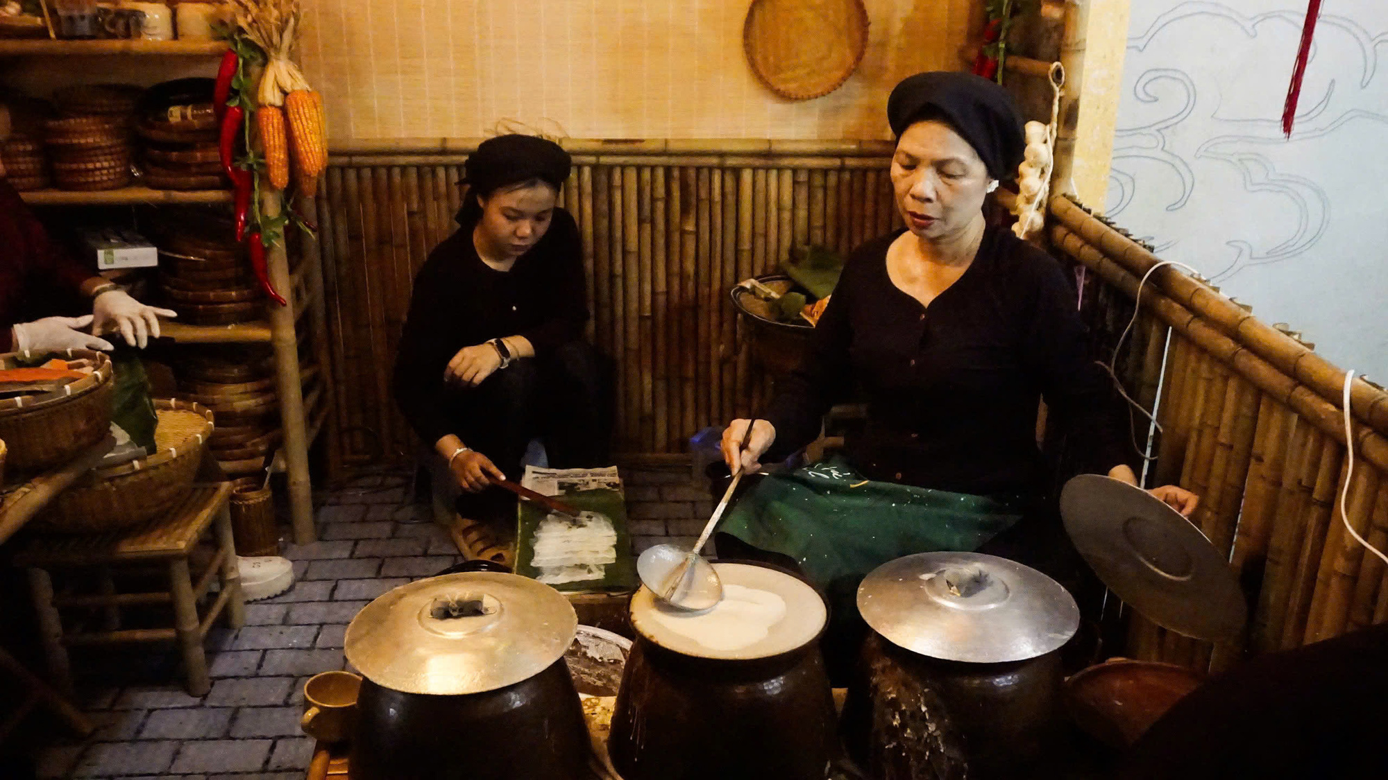 Women prepare 'bánh cuốn' (steamed rice rolls) at the opening ceremony of the ‘Hanoi Days in Ho Chi Minh City’ festival at Nguyen Hue Walking Street in District 1, August 23, 2024. Photo: Dang Khuong / Tuoi Tre