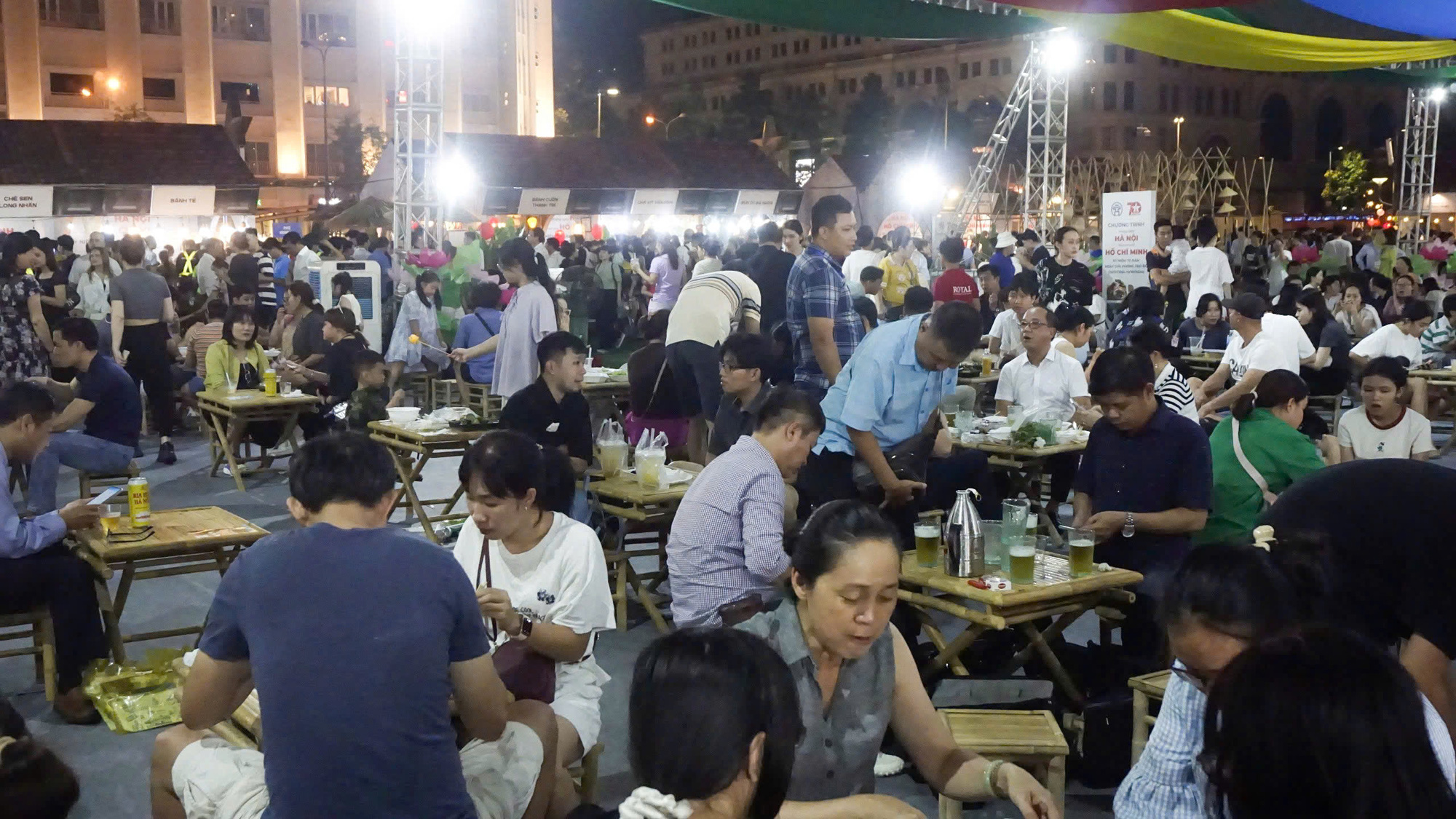 Visitors enjoy Hanoi food at the opening ceremony of the ‘Hanoi Days in Ho Chi Minh City’ festival at Nguyen Hue Walking Street in District 1, August 23, 2024. Photo: Dang Khuong / Tuoi Tre