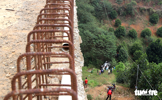 A car plunged off a bridge along the road, killing two people in March 2023. Photo: M.V. / Tuoi Tre