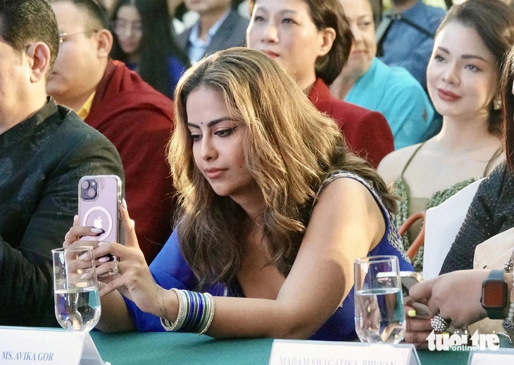 Avika Gor, star actress of the popular Indian TV series Balika Vadhu, is seen filming a dance performed by Vietnamese artists at the opening ceremony of Namaste Vietnam 2024 Festival in Ho Chi Minh City on August 25, 2024. Photo: T.T.D. / Tuoi Tre