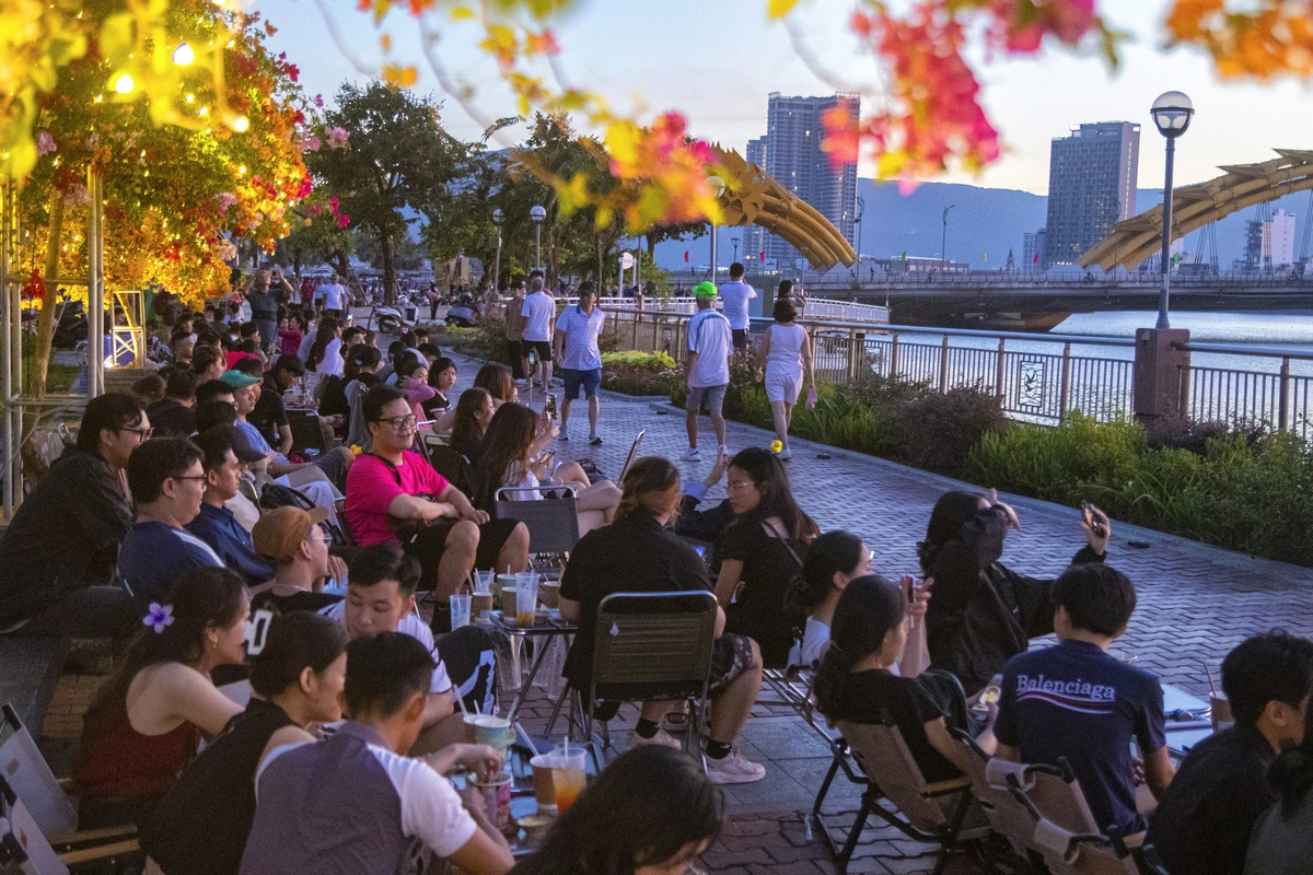 4:00 am coffee club: Da Nang’s youth swap sleep for sunrise