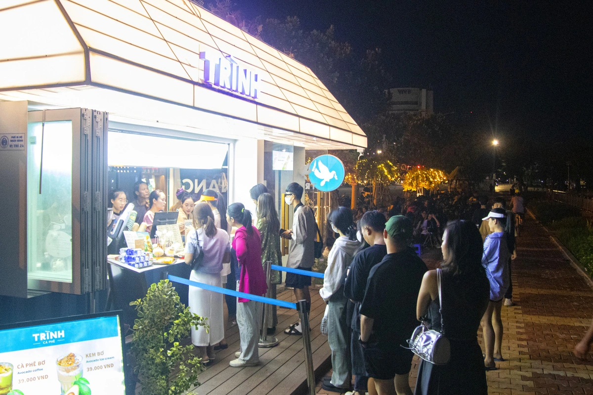 By 4:00 am, young people are already lining up for their morning brew at a café in Da Nang, central Vietnam. Photo: Thanh Nguyen / Tuoi Tre