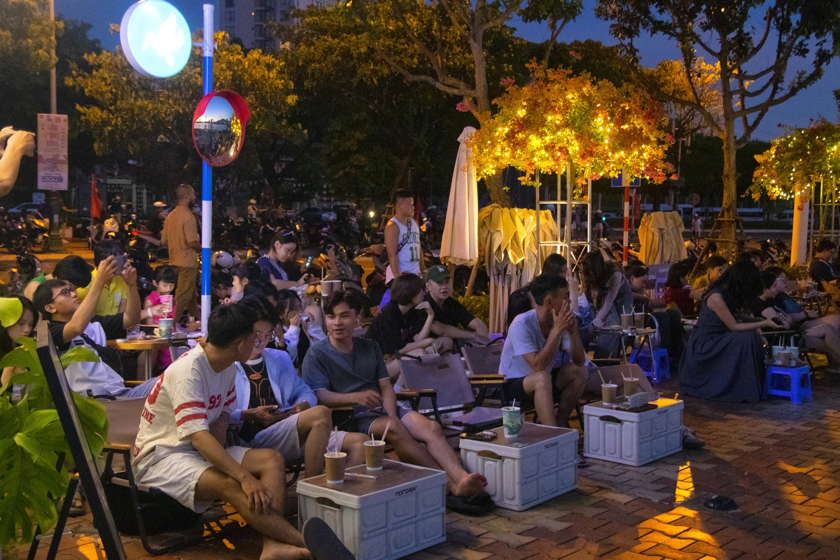 Many young people are willing to stay up all night just to go for early morning coffee in Da Nang, central Vietnam. Photo: Thanh Nguyen / Tuoi Tre