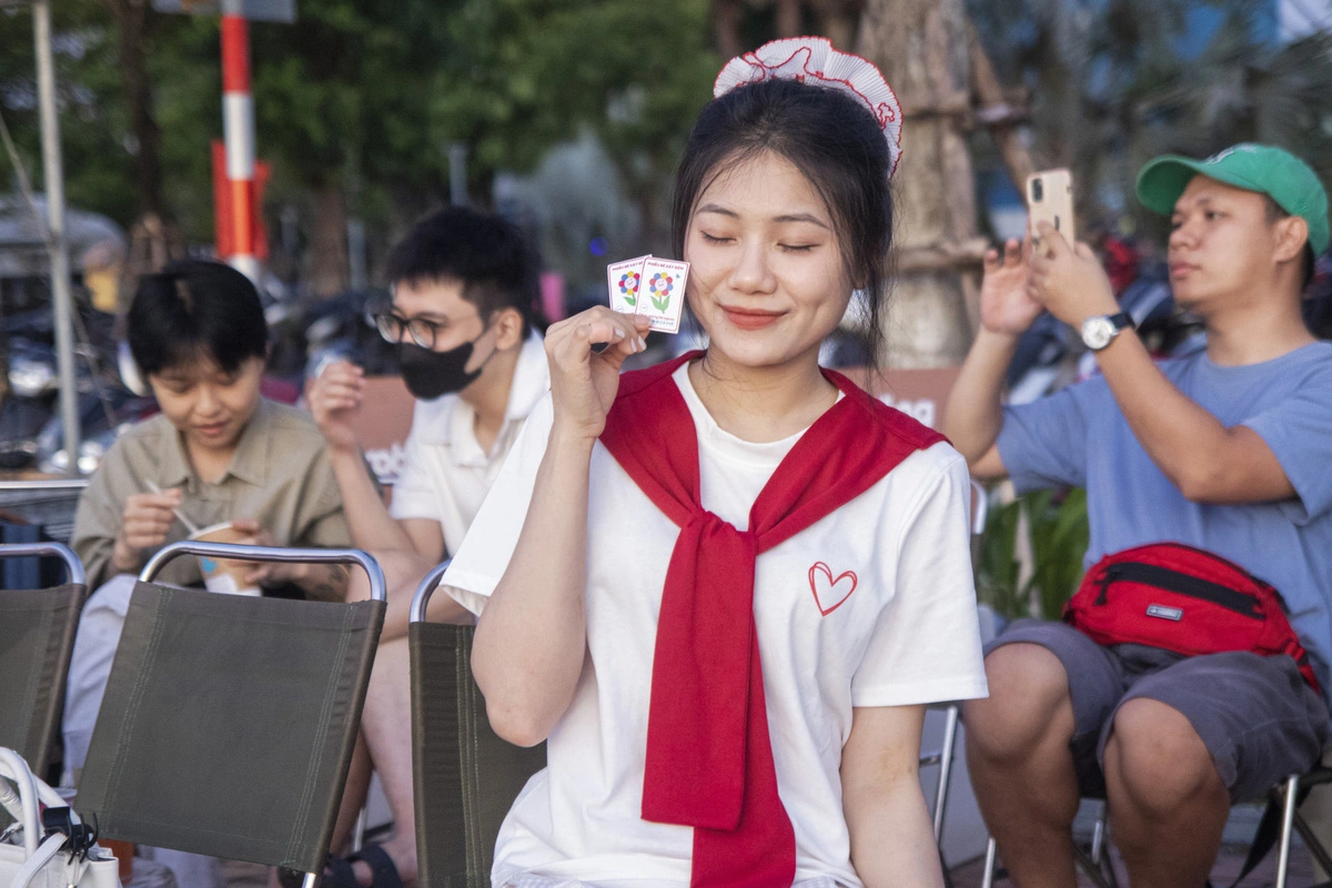 This café has caught the attention of young people by opening at 4:00 am and handing out ‘Early Bird’ stickers to customers in Da Nang, central Vietnam. Photo: Thanh Nguyen / Tuoi Tre