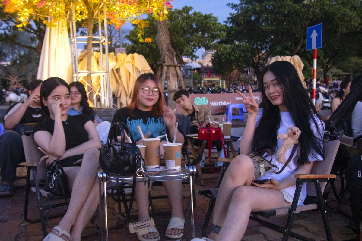 For many young people in Da Nang, central Vietnam, it is an exhilarating experience to wake up at 4:00 am for coffee and a sunrise view. Photo: Thanh Nguyen / Tuoi Tre