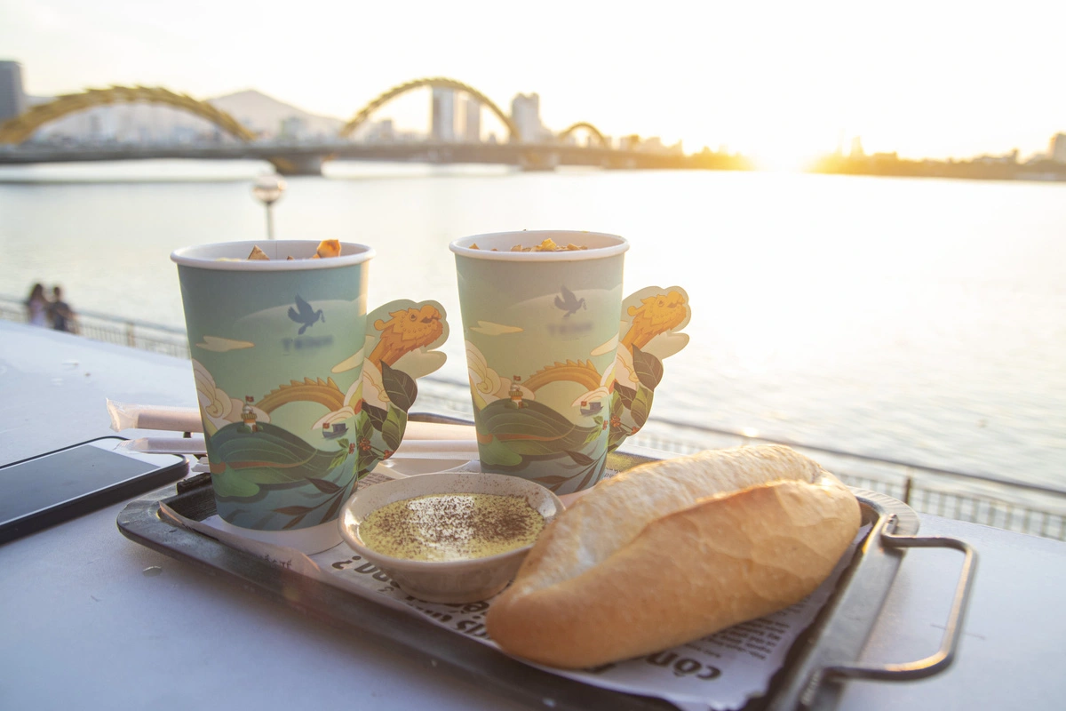 Young people are drawn to this café because of its beautiful view in Da Nang, central Vietnam. Photo: Thanh Nguyen / Tuoi Tre