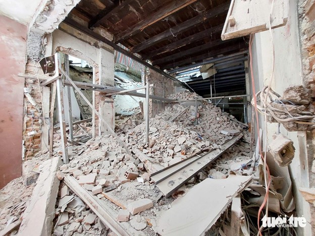 Inside the collapsed house. Photo: Dinh Khai / Tuoi Tre