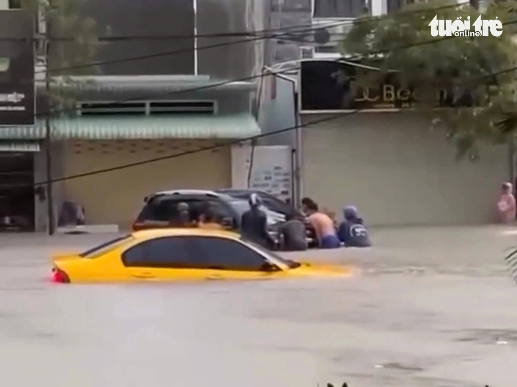 Cars are deeply submerged in floodwaters in Ben Cat City under Binh Duong Province, southern Vietnam on August 26, 2024. Photo: B.D.