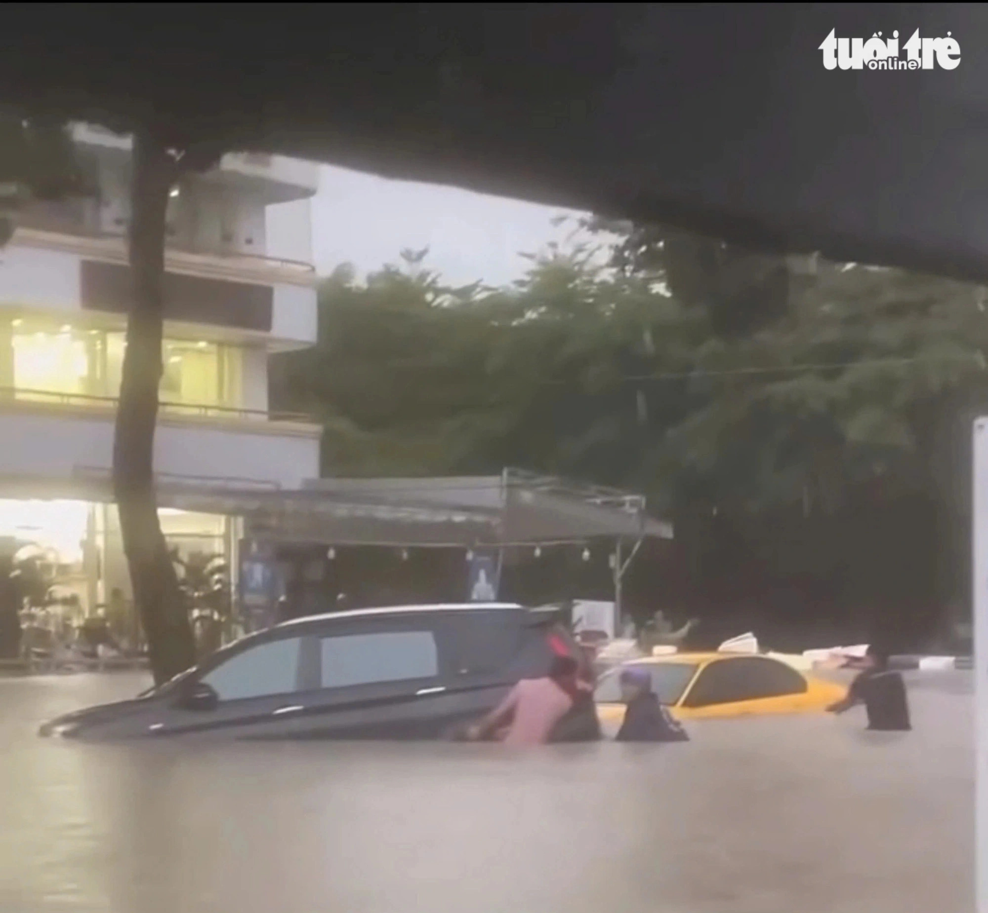 Residents jointly rescue cars stranded on flooded streets in Ben Cat City under Binh Duong Province, southern Vietnam on August 26, 2024. Photo: B.D.