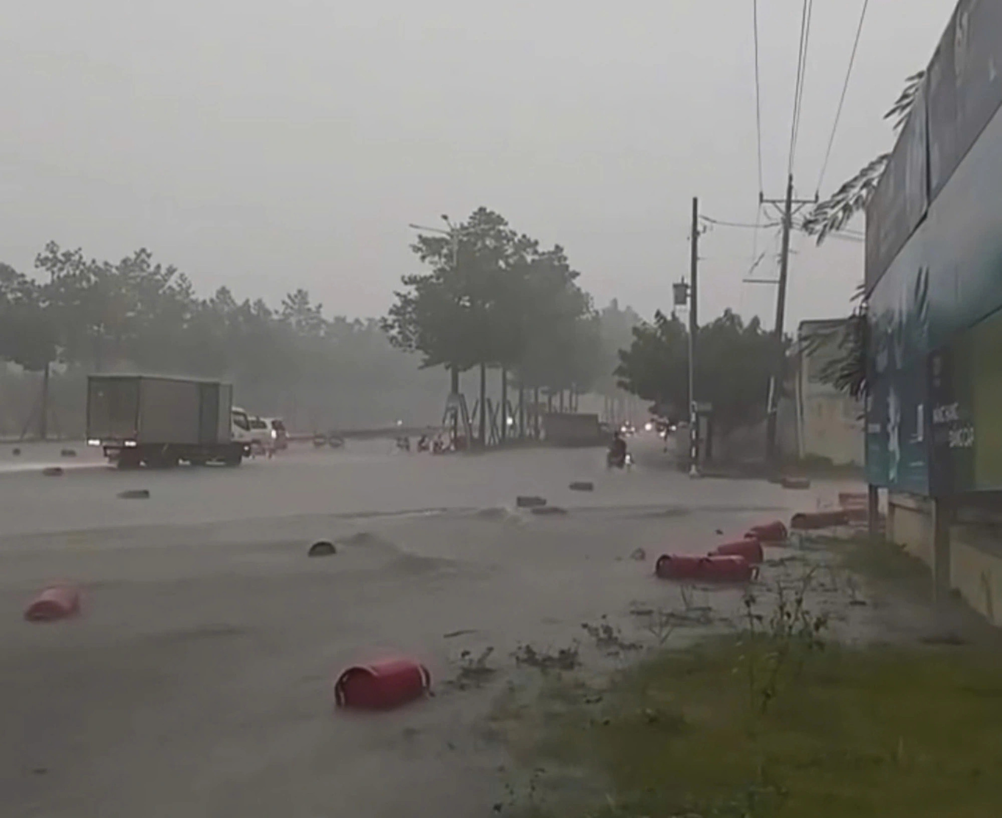 A section of National Highway 13 passing through Ben Cat City under Binh Duong Province, southern Vietnam experiences severe flooding on August 26, 2024. Photo: B.D.