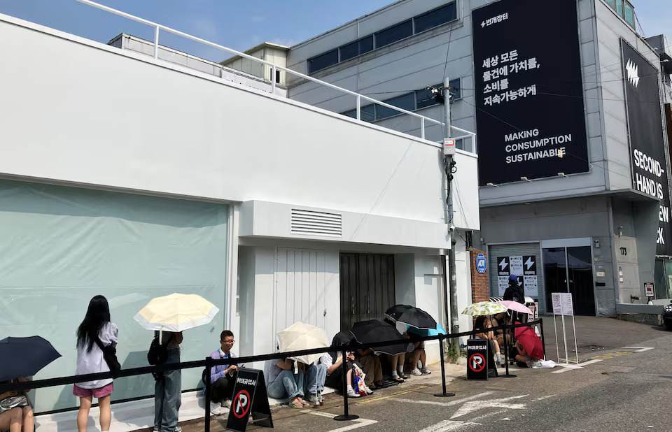 People wait in a line outside a flea market hosted by Bunjang, an e-commerce platform for secondhand sales, in Seoul, South Korea, August 3, 2024. Photo: Reuters