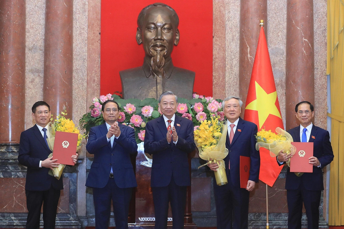 Vietnamese Party General Secretary and State President To Lam (C) presents the appointment decisions to the three newly-appointed deputy Prime Ministers, who receive congratulatory flowers from Prime Minister Pham Minh Chinh (L, 2nd) on August 26, 2024. Photo: VNA