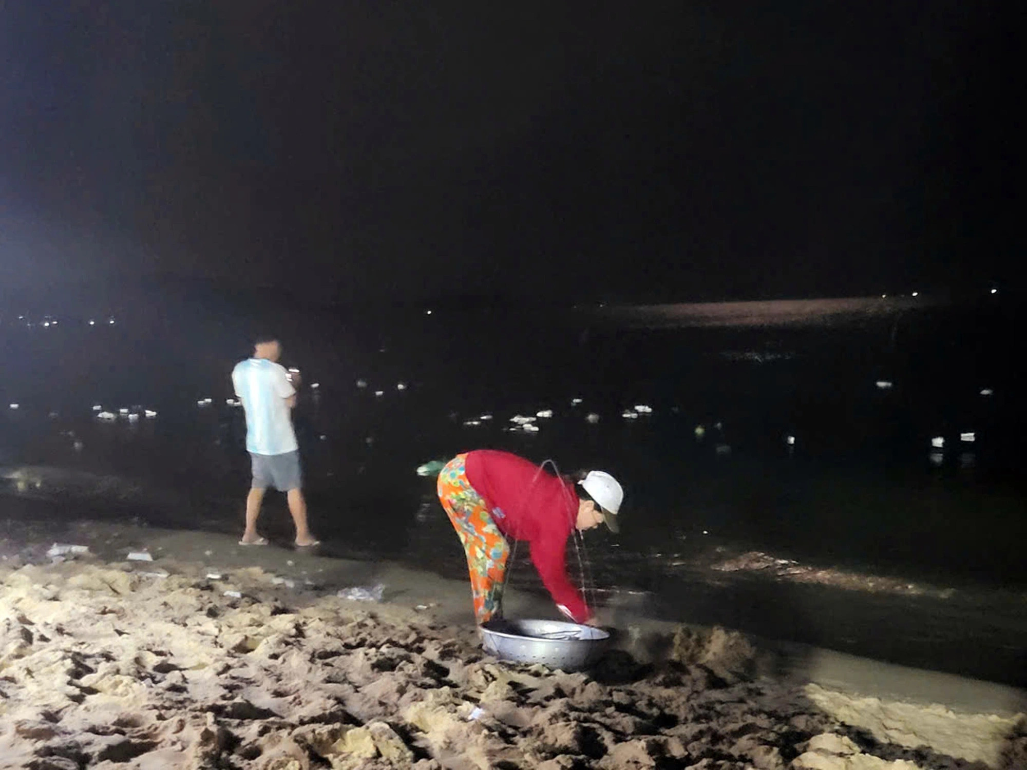 A photo taken by a tourist shows a street vendor dumping trash into the sea in Mui Ne Ward, Phan Thiet City, Binh Thuan Province, south-central Vietnam. Photo: Supplied