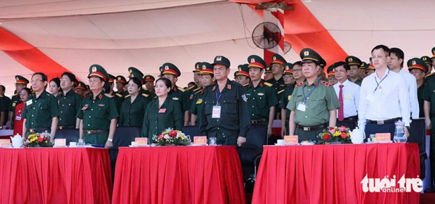 Leaders of Ho Chi Minh City authorities and Military Region 7 at the opening ceremony of the defensive area exercise. Photo: Minh Hoa / Tuoi Tre