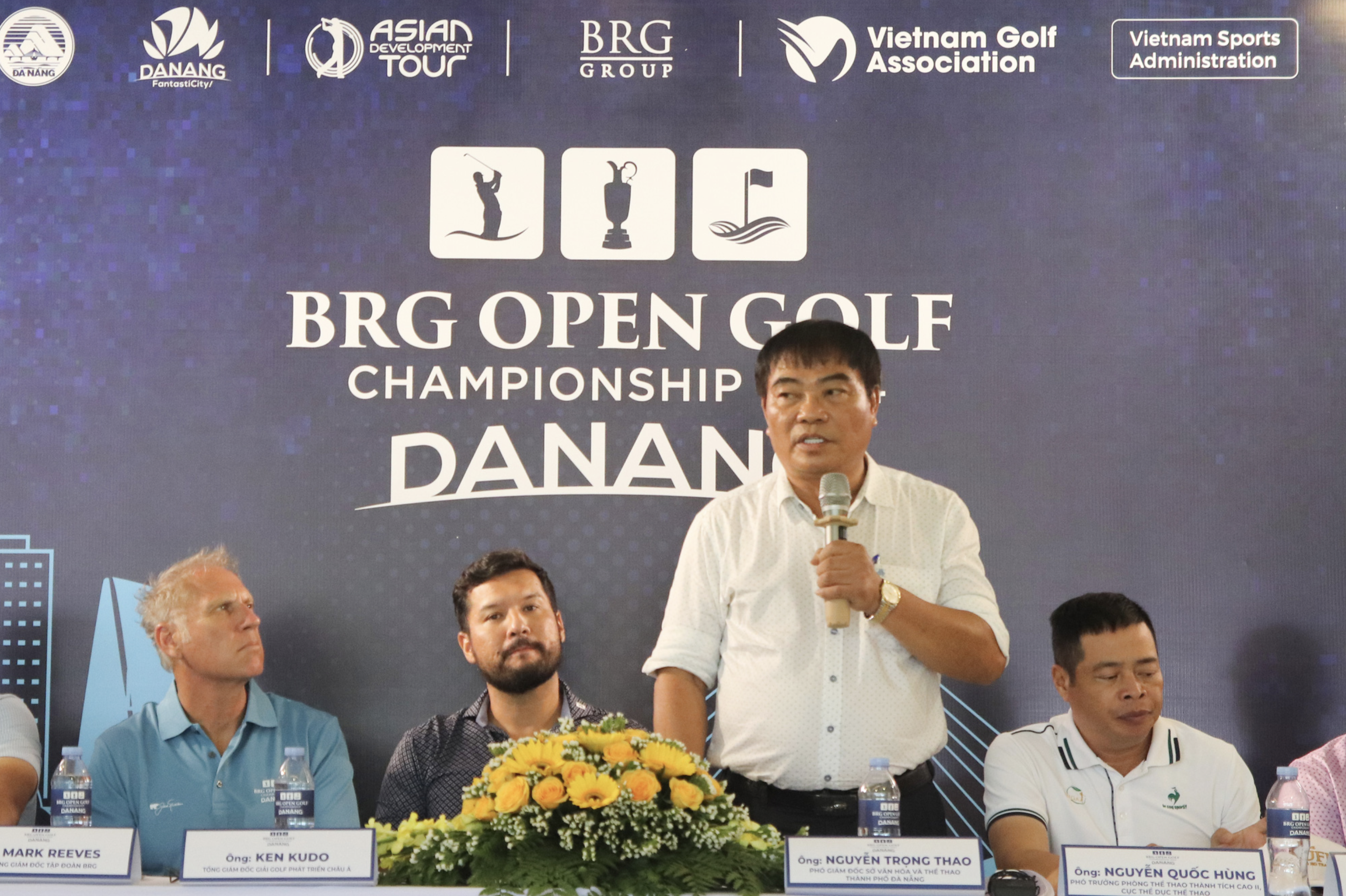 Nguyen Trong Thao, deputy head of the Da Nang Department of Culture and Sports, speaks at a press briefing on August 28, 2024 to detail the BRG Open Golf Championship Da Nang 2024. Photo: Thanh Nguyen / Tuoi Tre