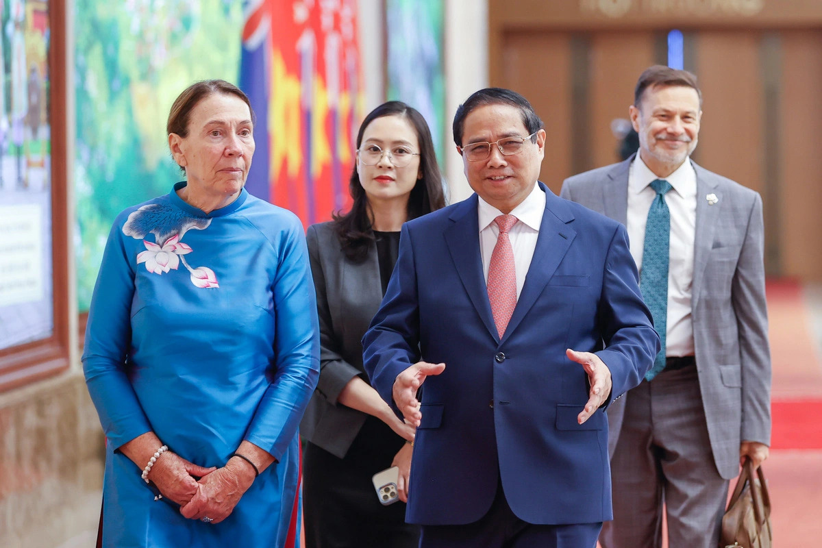 Vietnamese Prime Minister Pham Minh Chinh is seen gesturing while talking to Australian Senate President Sue Lines, dressed in ao dai (traditional Vietnamese dress), at their meeting in Hanoi on August 27, 2024. Photo: VGP