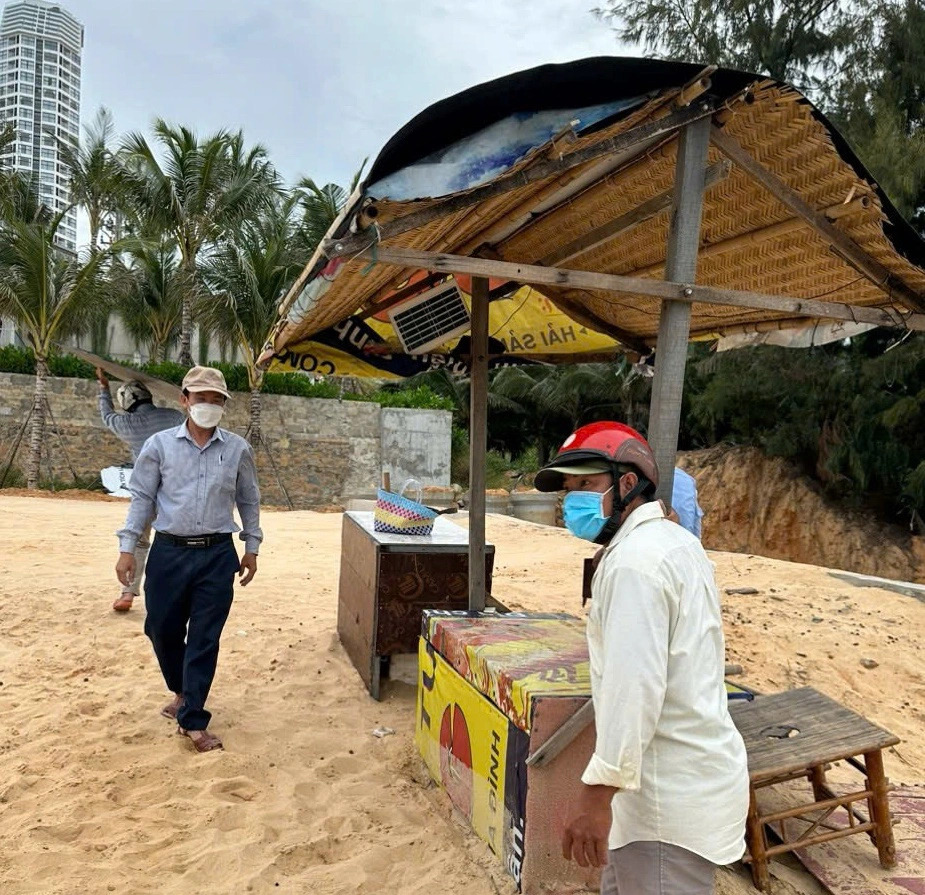 Vietnam’s Binh Thuan removes beachside vendor tents to reduce sea pollution