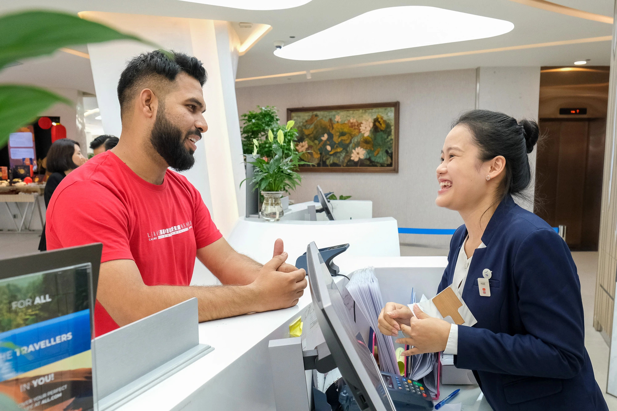 An Indian guest staying at the Novotel Hanoi Thai Ha Hotel is briefed on tourist sites in Hanoi by the hotel's staff on August 27, 2024. Photo: Ha Quan / Tuoi Tre