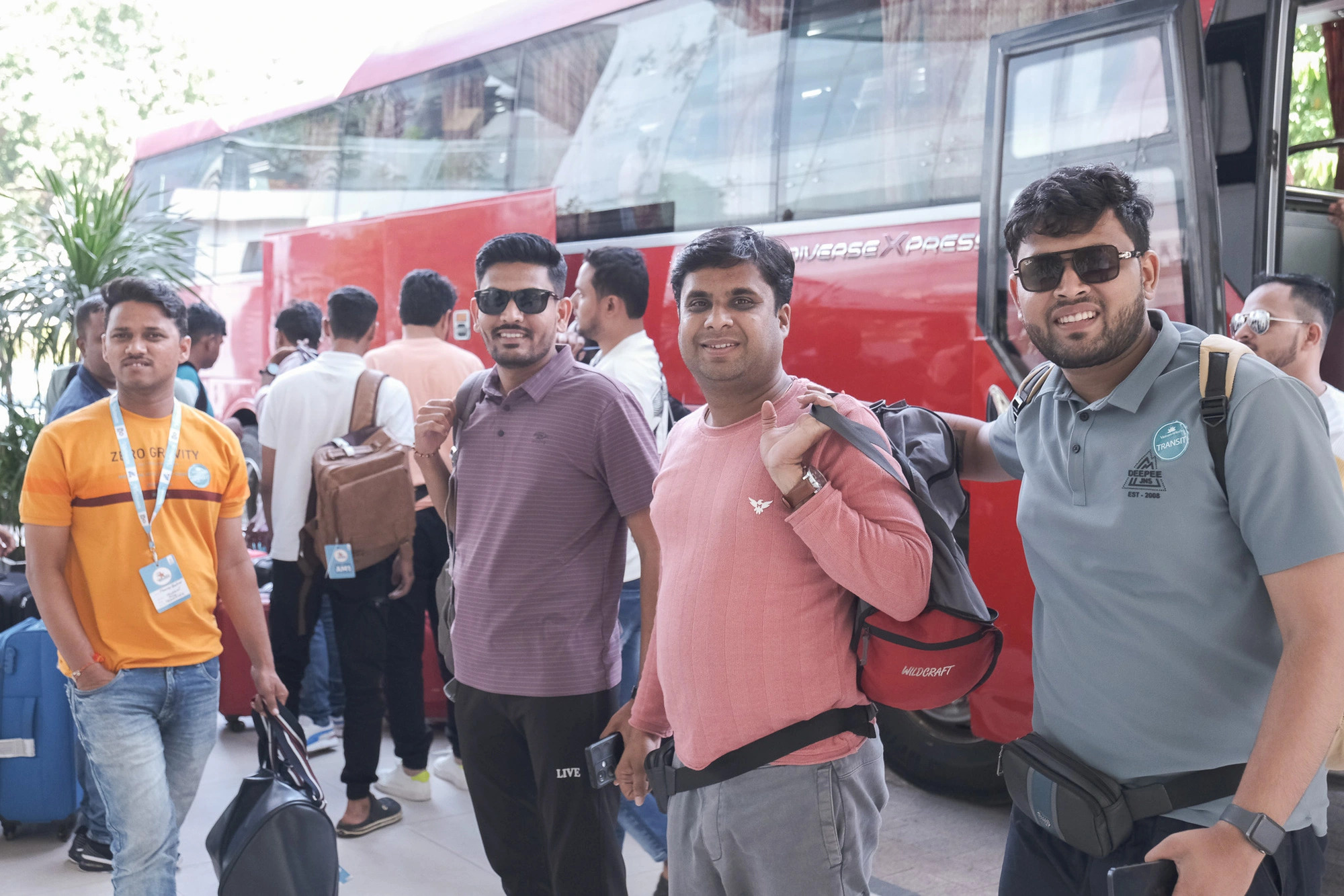 The first employees from a delegation of approximately 4,500 people from an Indian billionaire’s pharmaceutical company arrive at a major hotel in Hanoi ahead of their tour through three northern Vietnamese locales, including Hanoi, Ninh Binh Province, and Quang Ninh Province, August 27, 2024. Photo: Ha Quan / Tuoi Tre