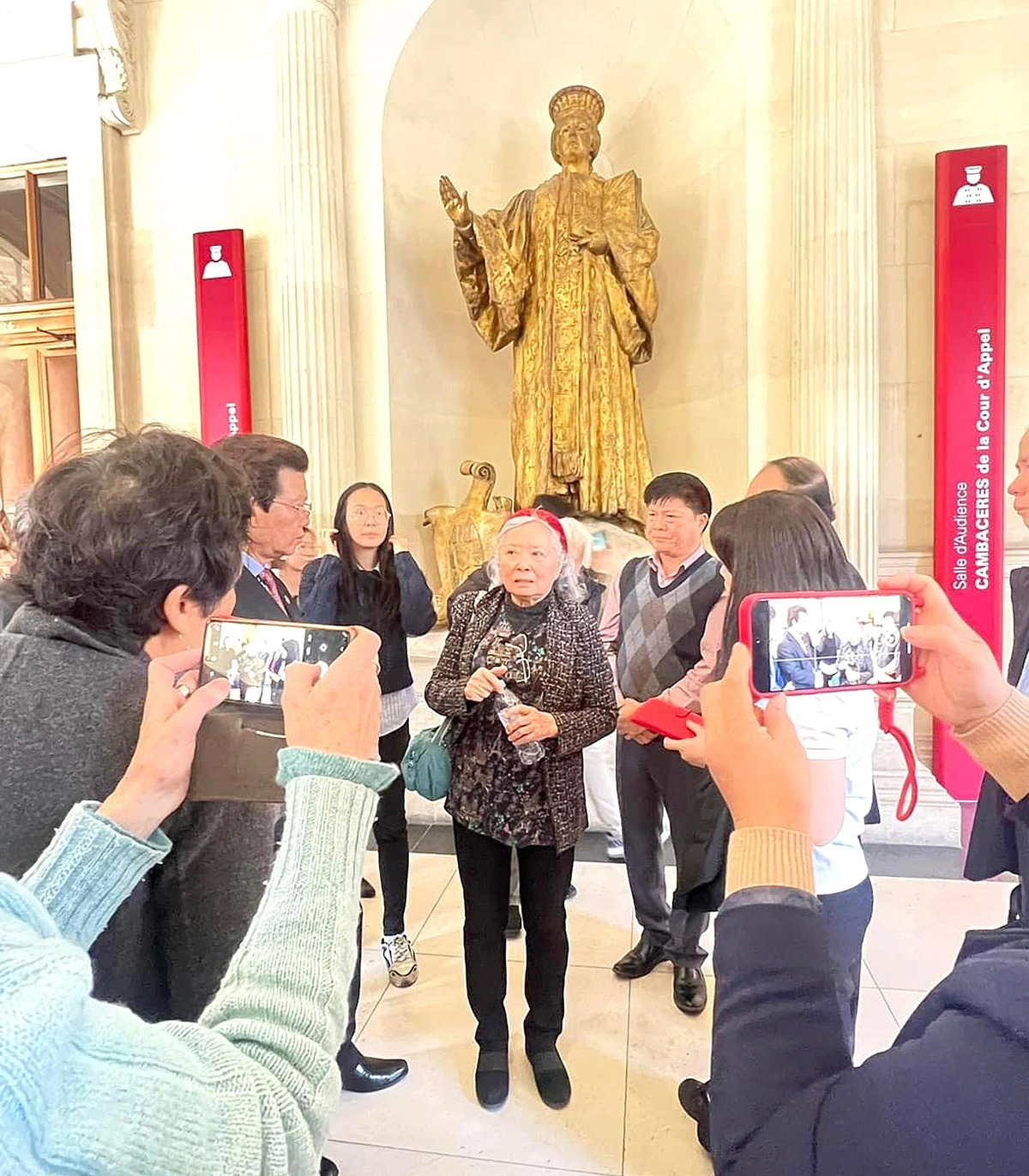 Tran To Nga (C), a Vietnamese AO victim, is seen among her international friends after the Paris Court of Appeal in France released its ruling rejecting her appeal against 14 American chemical firms. Photo: Tu Trung / Tuoi Tre