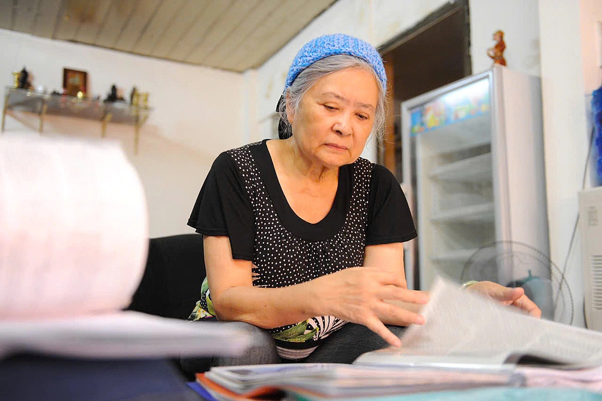 Tran To Nga is seen reading documents. Photo: Tu Trung / Tuoi Tre