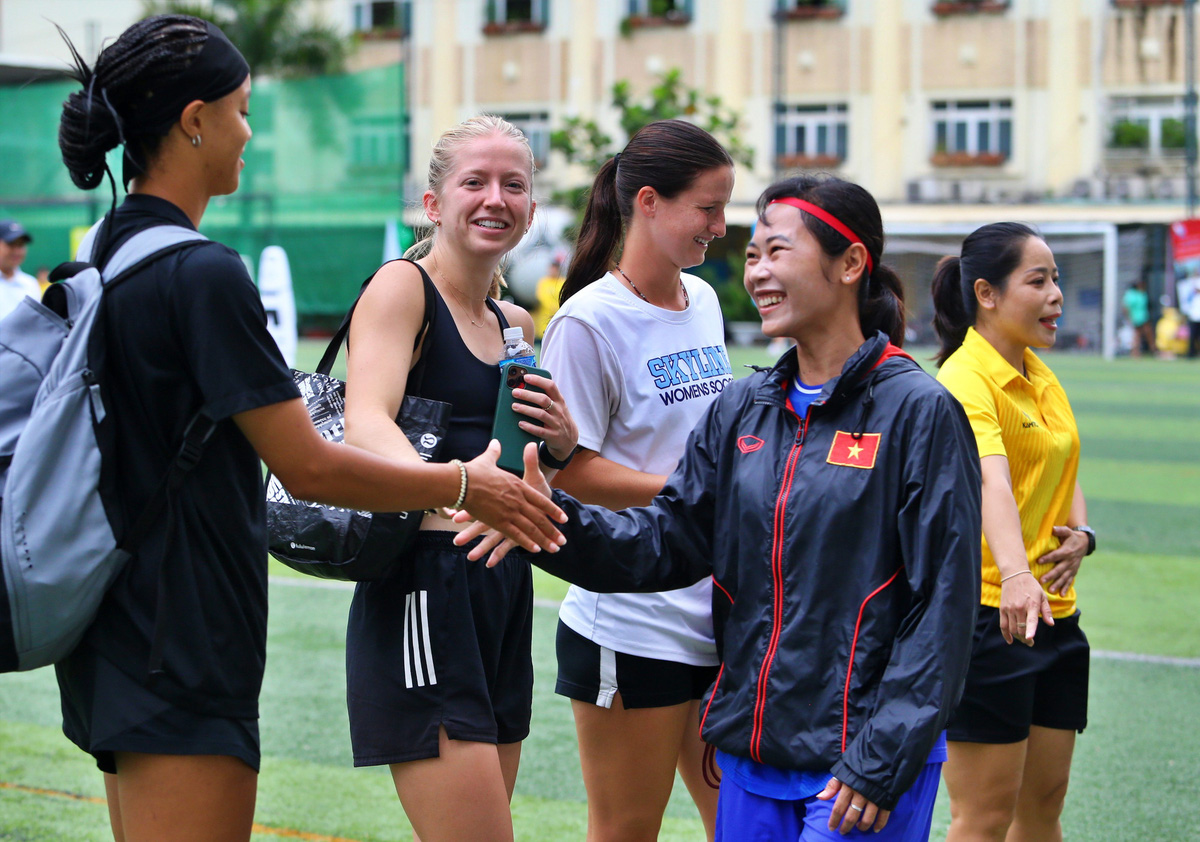 U.S. center-back Talani Barnett (L) shakes hands with Vietnamese forward Tran Nguyen Bao Chau, alongside striker Root Medhan Callahan (L, 2nd) and midfielder Tatiana Mason during their debut for Ho Chi Minh City Women’s Football Club, August 27, 2024. Photo: Quang Thinh / Tuoi Tre