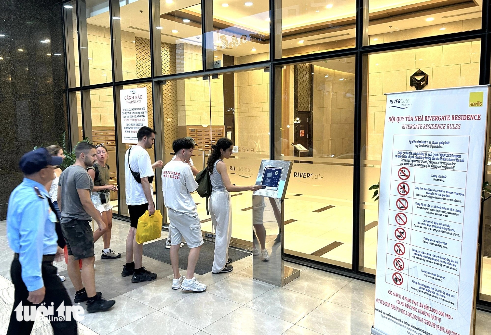 Residents and guests enter an apartment in District 4. - Photo: T.T.D/Tuoi Tre