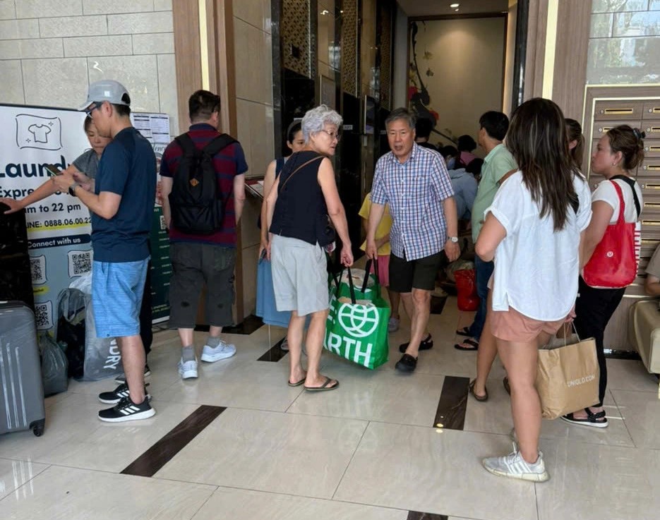 Residents and tourists waiting at the elevator at an apartment complex in Ho Chi Minh City (Photo: Thanh Tu / Tuoi Tre)