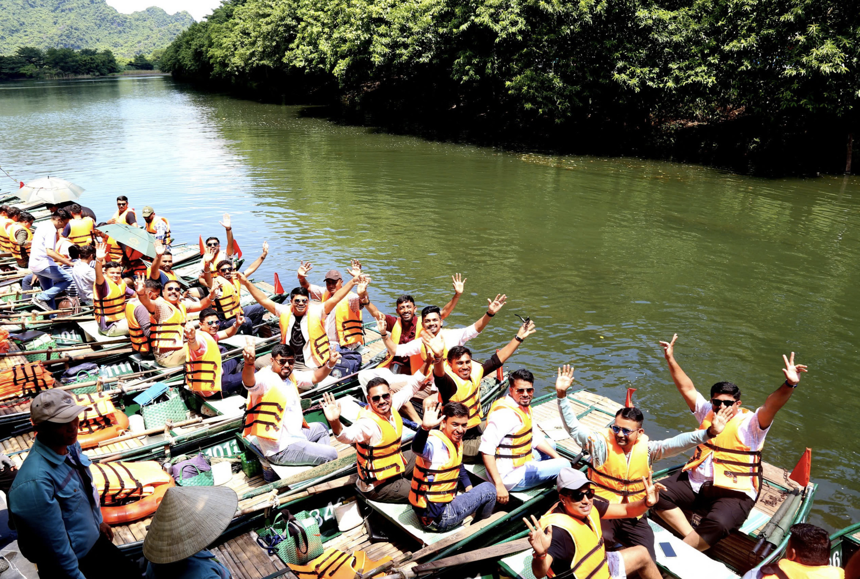 First group of Indian company’s 4,500 employees tours Vietnam’s Trang An by boat