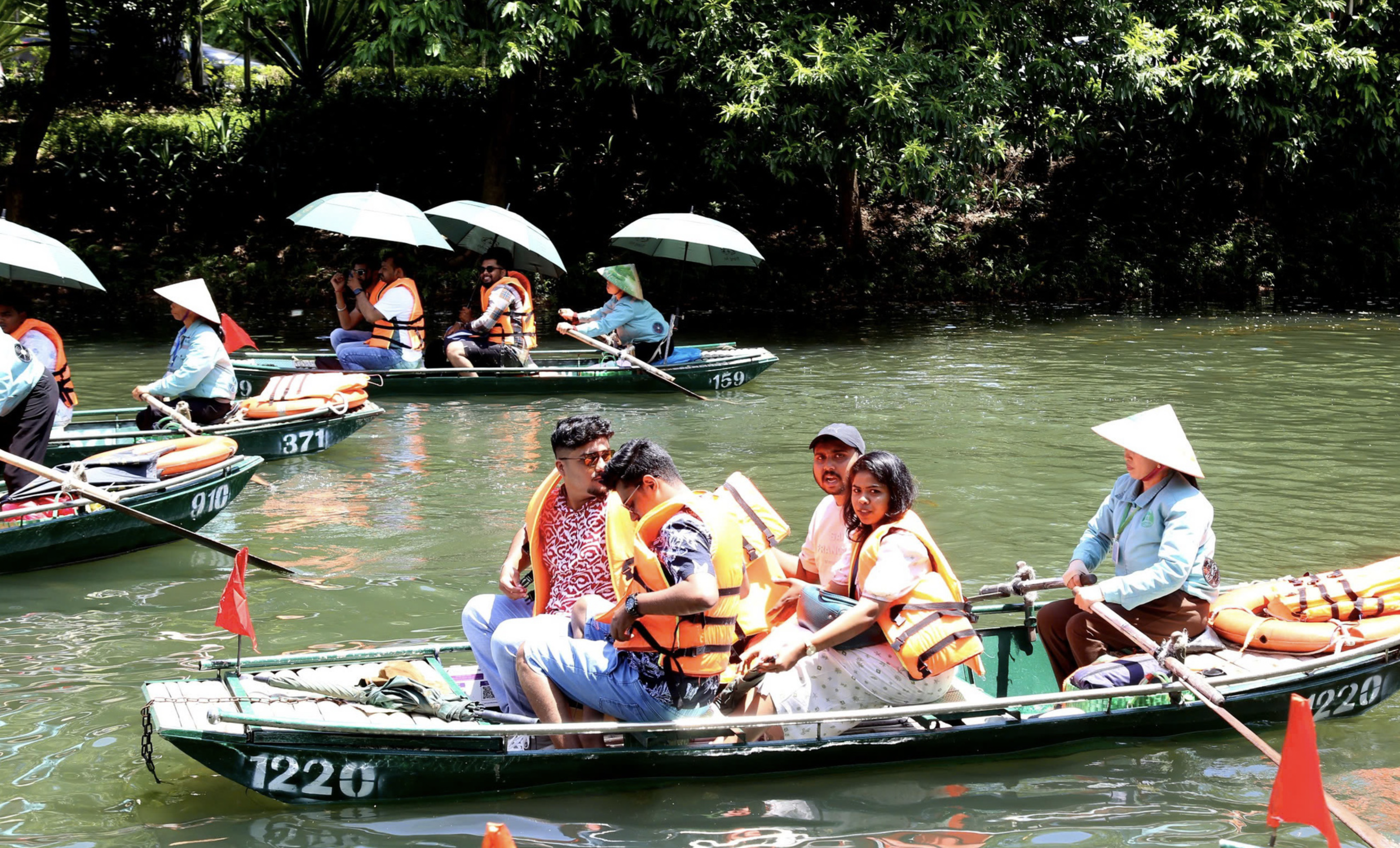 Indian tourists take a boat ride to admire the natural beauty of the Trang An Scenic Landscape Complex. Photo: Ninh Binh Department of Tourism