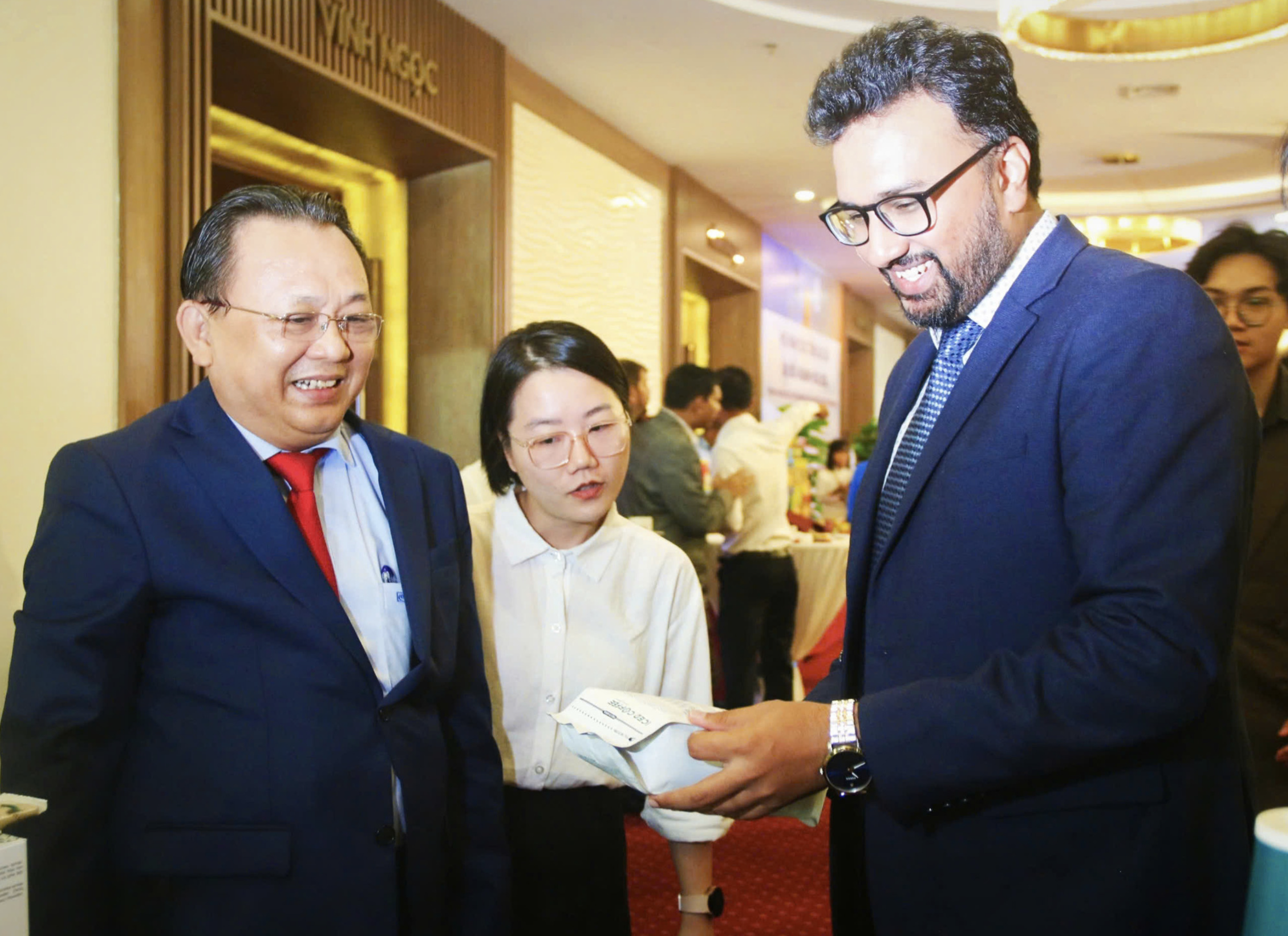 Indian Deputy Consul General in Ho Chi Minh City Tushar Garg inspects a product at an India - Khanh Hoa tourism promotion conference on August 28, 2024. Photo: Tran Hoai / Tuoi Tre