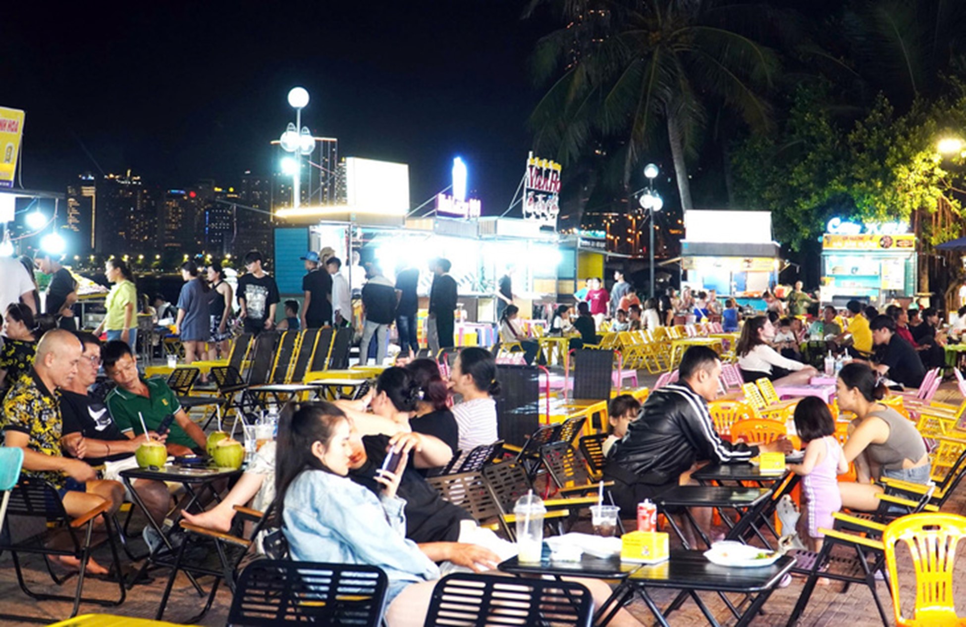 A night market in Tran Phu Bridge Park on Pham Van Dong Street in Nha Trang City, Khanh Hoa Province, south central Vietnam. Photo: Nguyen Hoang / Tuoi Tre