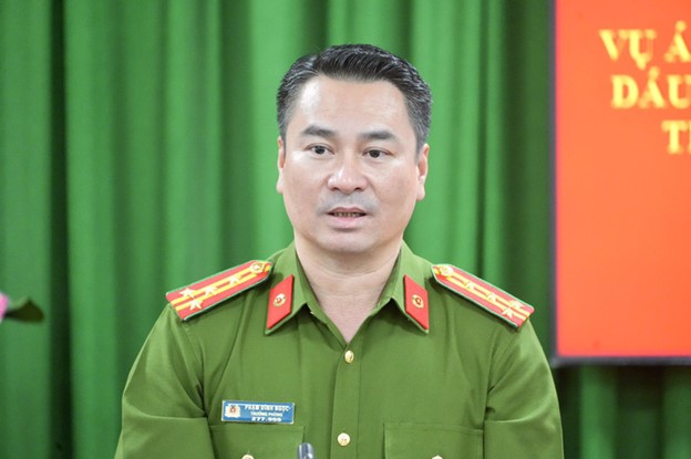 Colonel Pham Dinh Ngoc, head of the criminal police unit under the Ho Chi Minh City Department of Public Security, informs the infant trafficking ring at a press conference in the city on August 28, 2024. Photo: Huu Hanh / Tuoi Tre