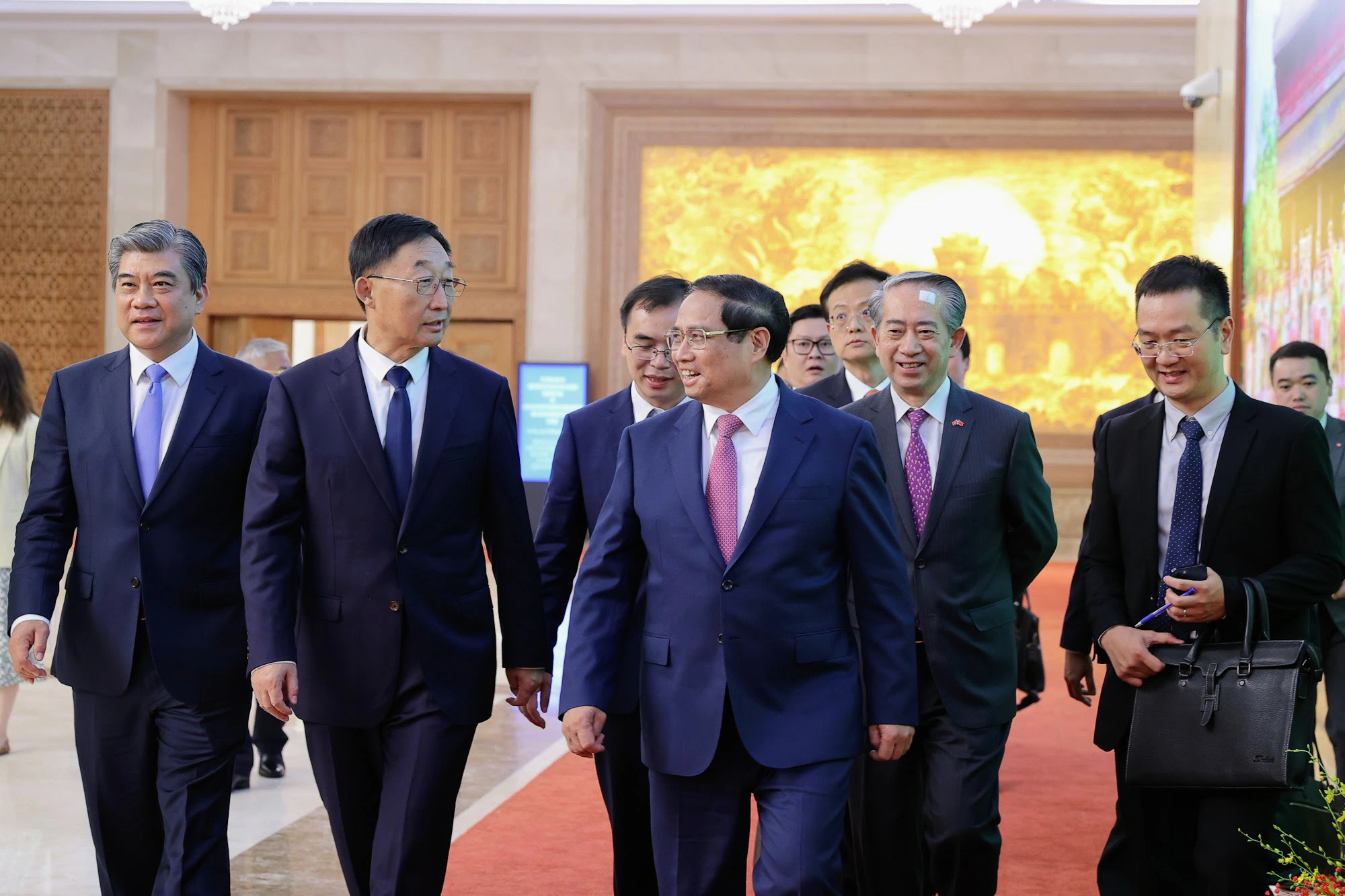 Vietnamese Prime Minister Pham Minh Chinh bids farewell to Liu Ning, Secretary of the Communist Party of China Committee of China’s Guangxi Zhuang Autonomous Region, after their meeting in Hanoi on August 28, 2024. Photo: VGP