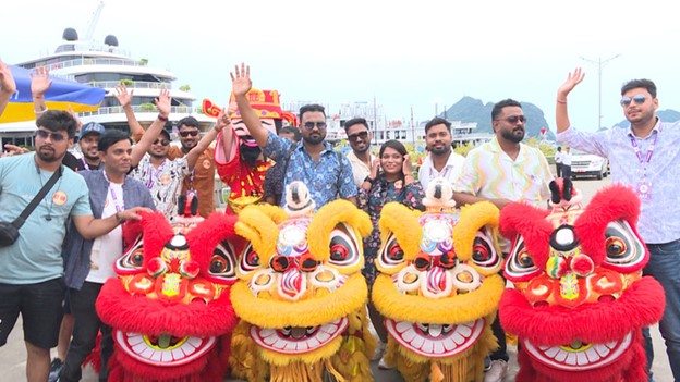 Vietnam to use over 100 ships to serve Indian company’s 4,500 employees in Ha Long Bay