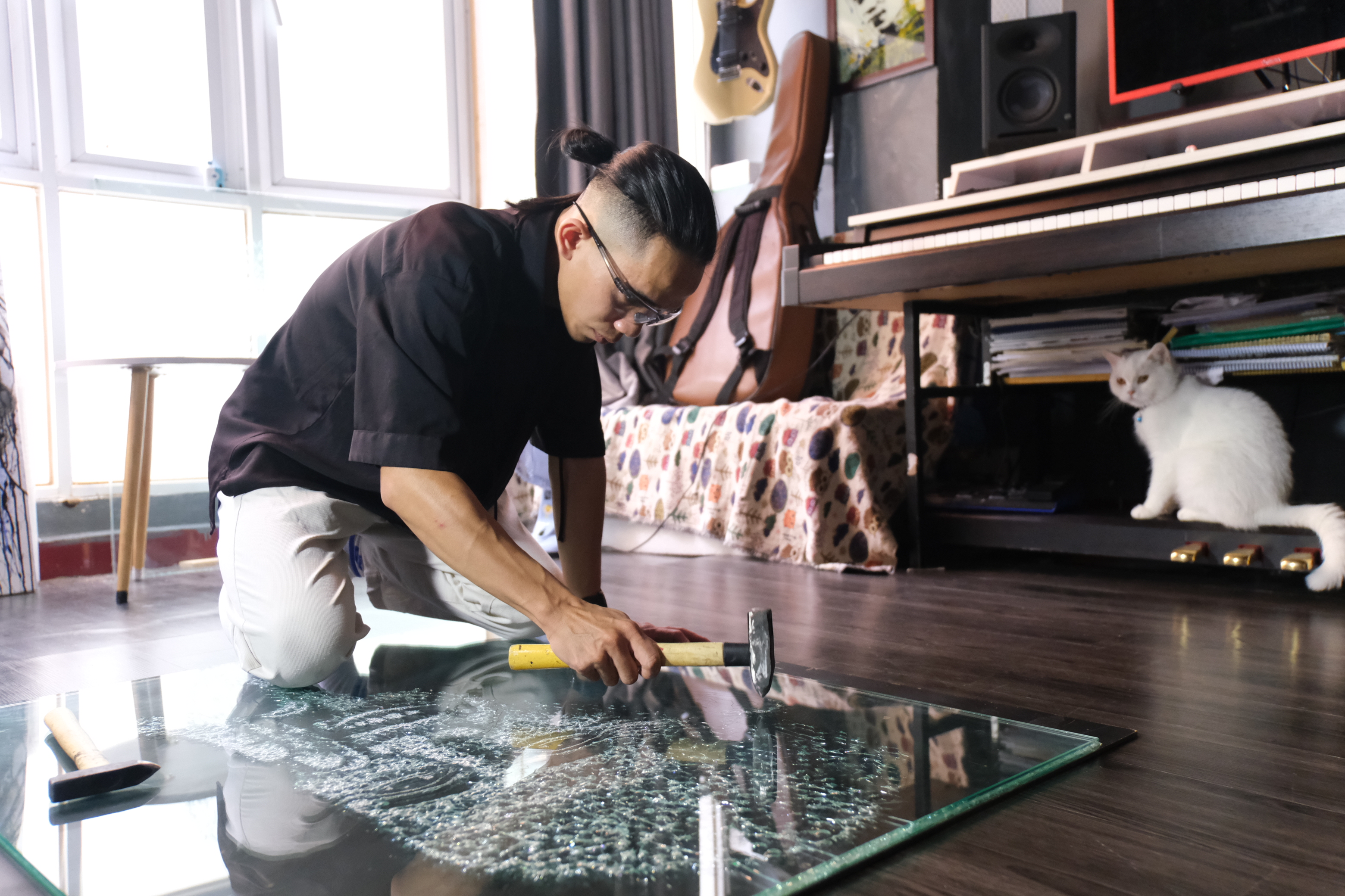 Vietnamese artist uses hammer to craft glass artwork