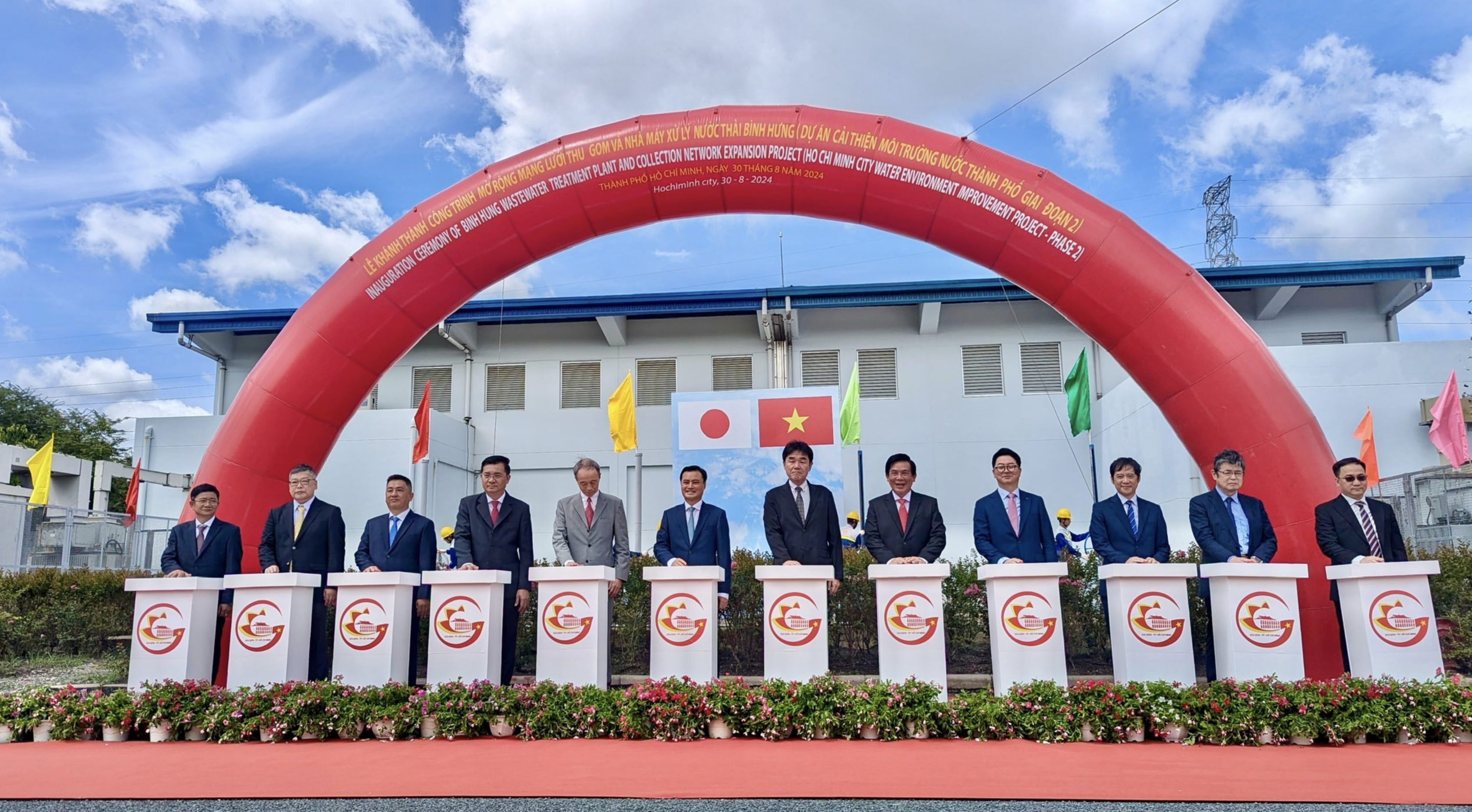 Delegates make a symbolic gesture to open the expanded Binh Hung wastewater treatment plant. Photo: Chau Tuan / Tuoi Tre