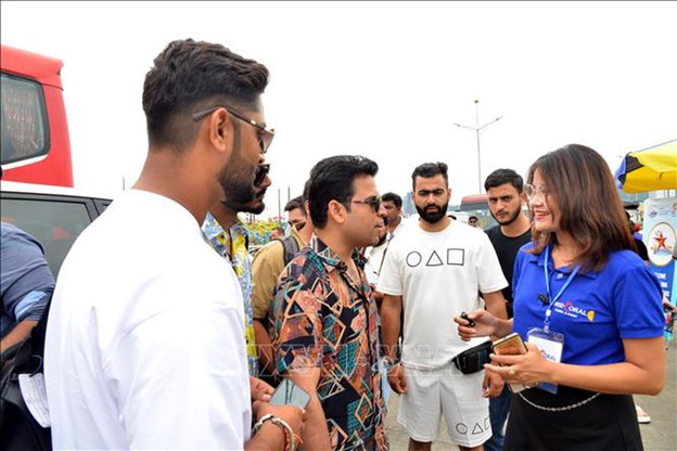 A tour guide (R) introduces the schedule of the trip in Ha Long to Indian tourists. Photo: Vietnam News Agency