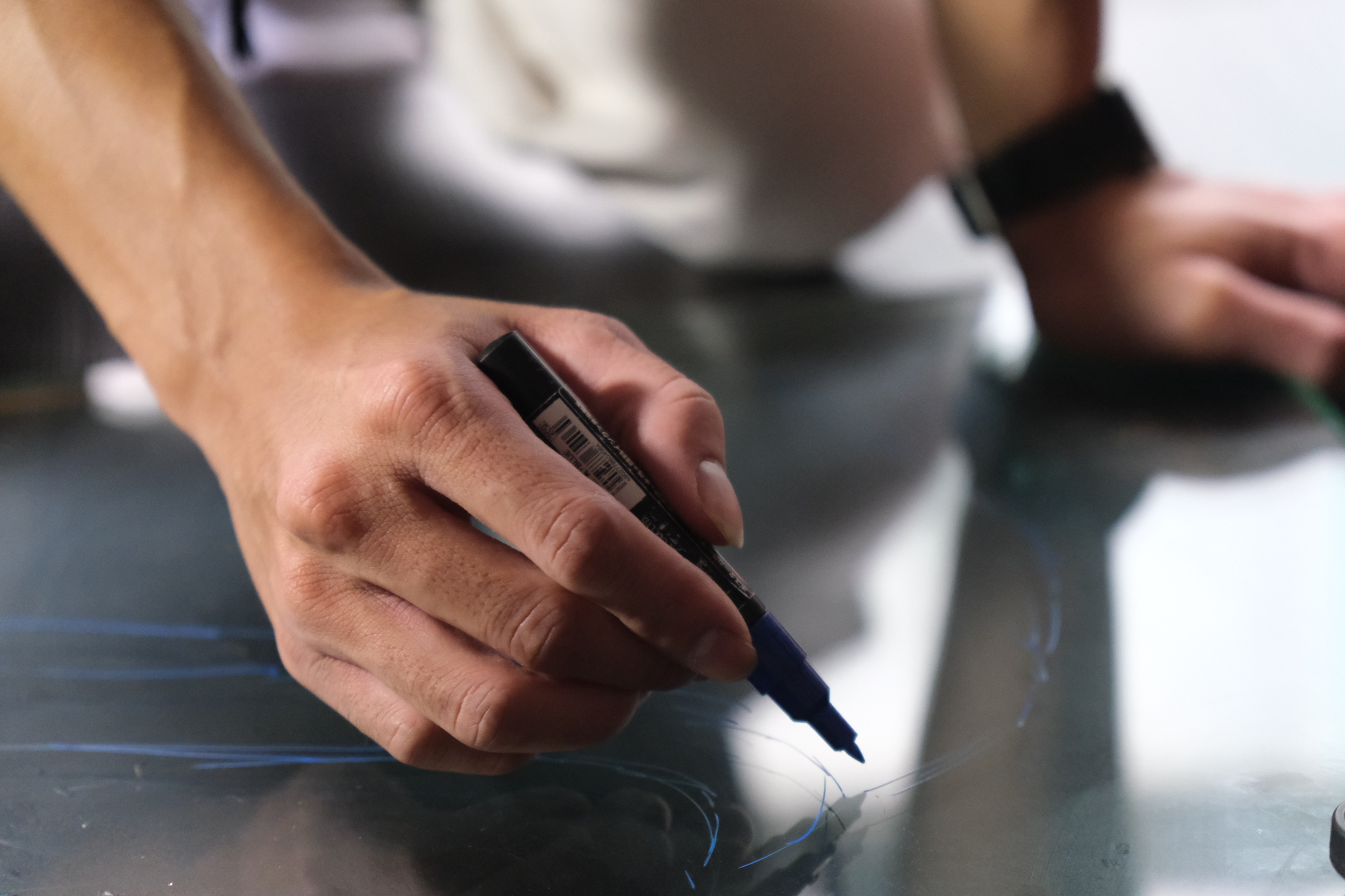 Thang sketches an image on glass before using a hammer to tap on it to create the final product. Photo: Ngoc Phuong / Tuoi Tre News