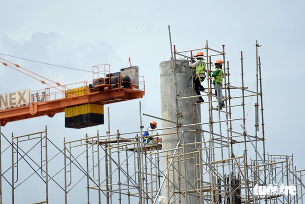 More than 6,000 engineers and workers are working on the construction site of the passenger terminal and 2,200 pieces of equipment are in use.