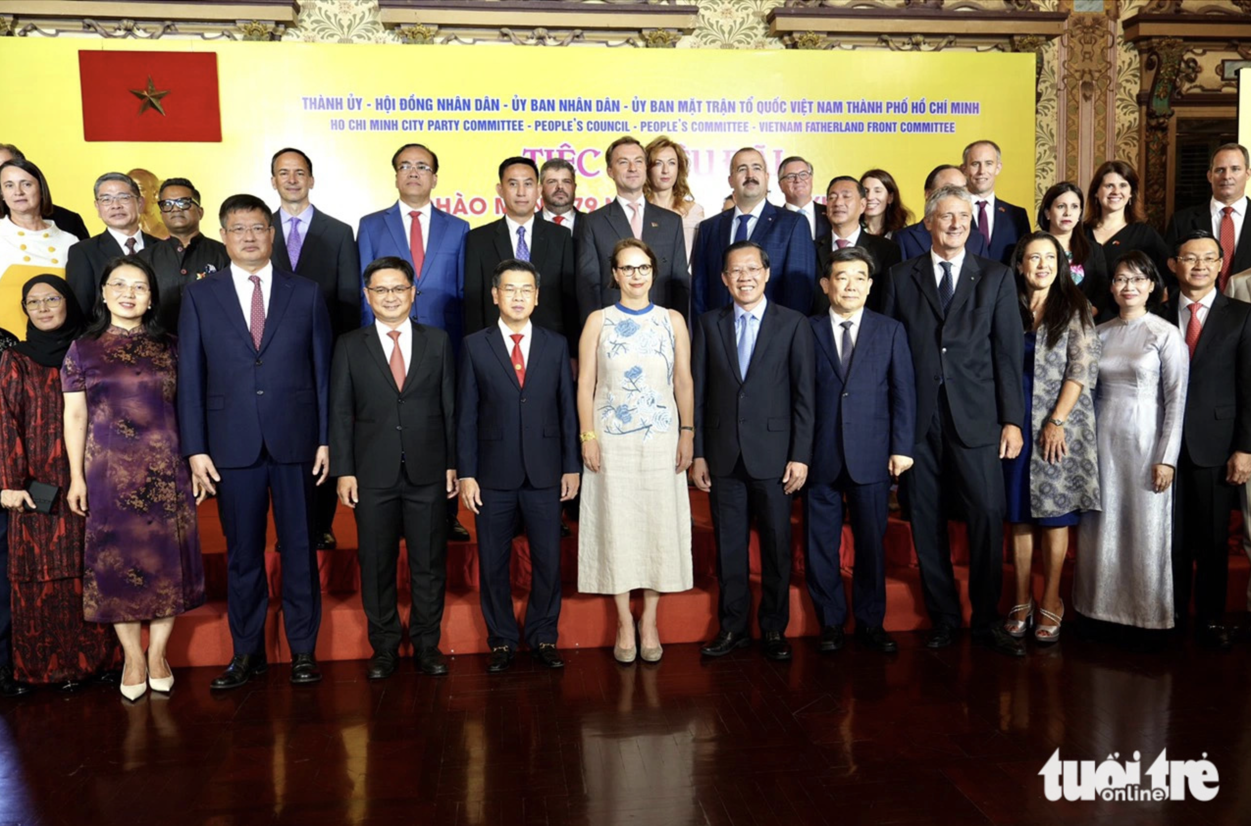 Ho Chi Minh City leaders and officials pose for a group photo with guests at a banquet on August 29, 2024 to celebrate the 79th anniversary of Vietnam’s National Day (September 2, 1945 - 2024). Photo: Huu Hanh / Tuoi Tre