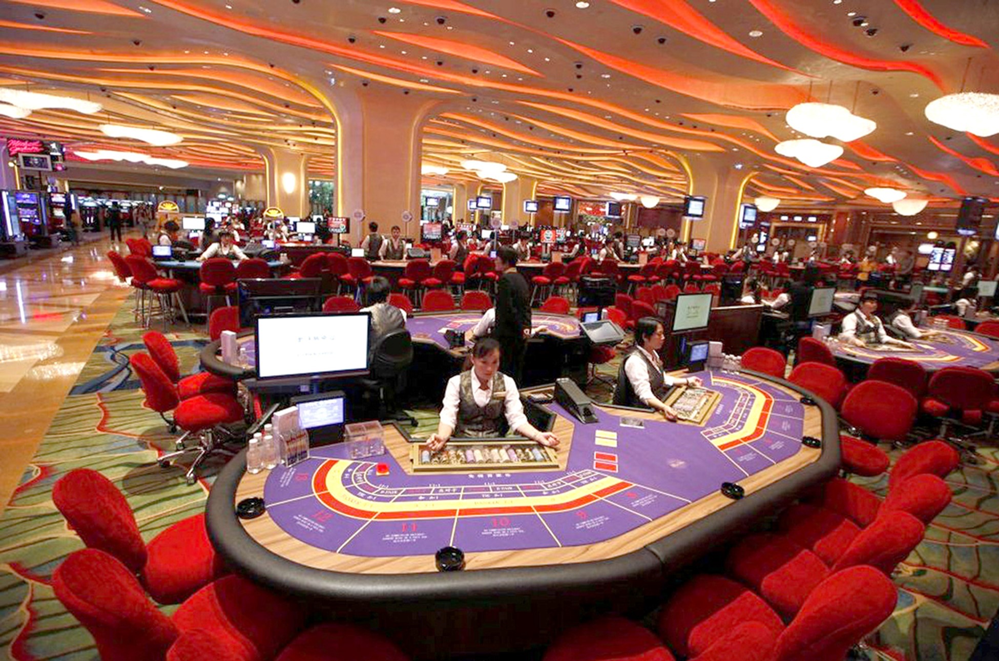 Finance ministry proposes extending trial period for Vietnamese to play at casino