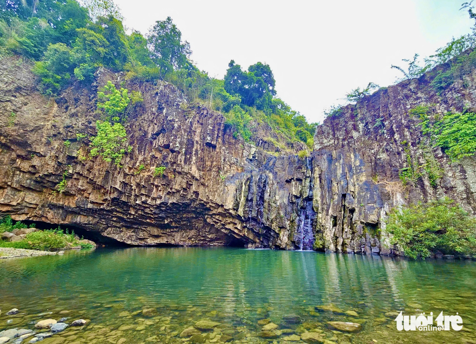 Vuc Hom Waterfall looks like a cliff of plate stones in Vinh Xuan Village, An Linh Commune, Tuy An District of Phu Yen Province, south-central Vietnam. Photo: Minh Chien / Tuoi Tre