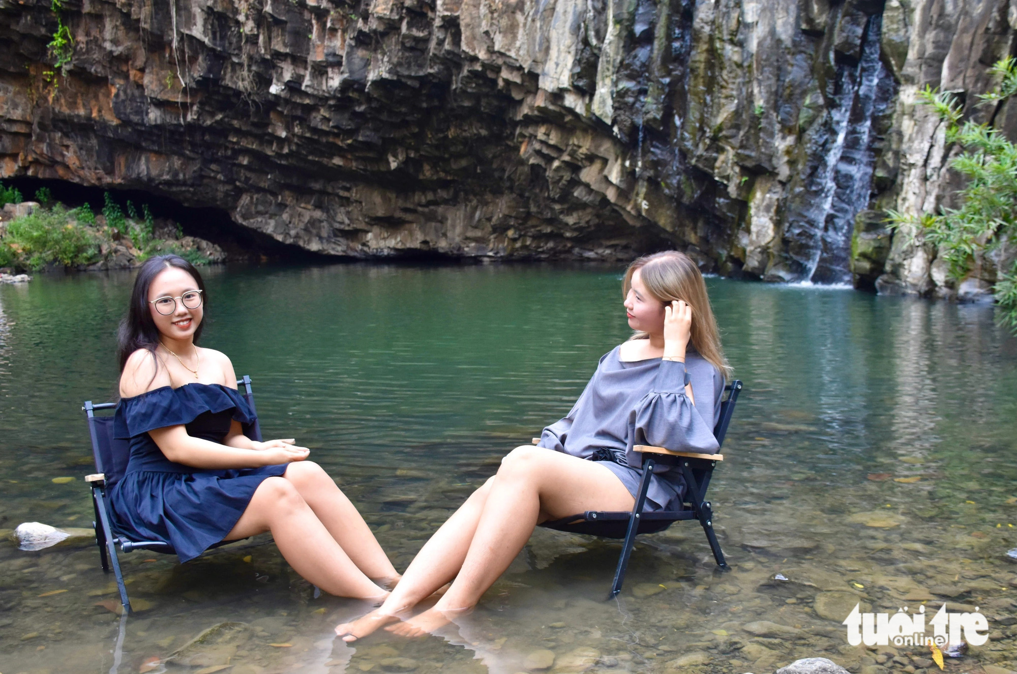 Girls relax at Vuc Hom Waterfall in Vinh Xuan Village, An Linh Commune, Tuy An District of Phu Yen Province, south-central Vietnam. Photo: Minh Chien / Tuoi Tre